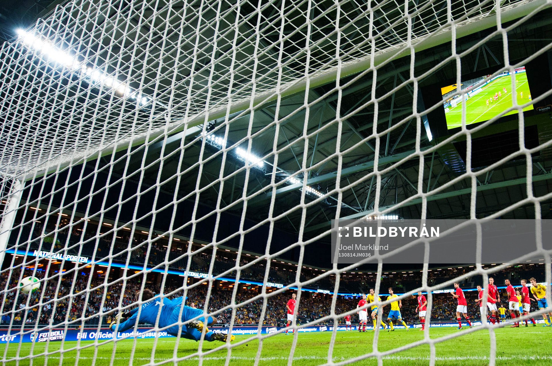 Sveriges Zlatan Ibrahimovic (ej i bild) skjuter in 3-2 på