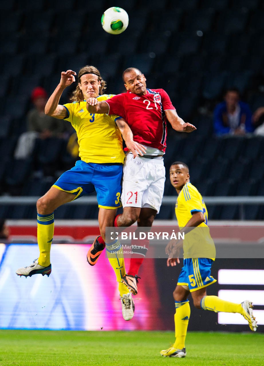 Sveriges Jonas Olsson i en luftduell med Norges Daniel