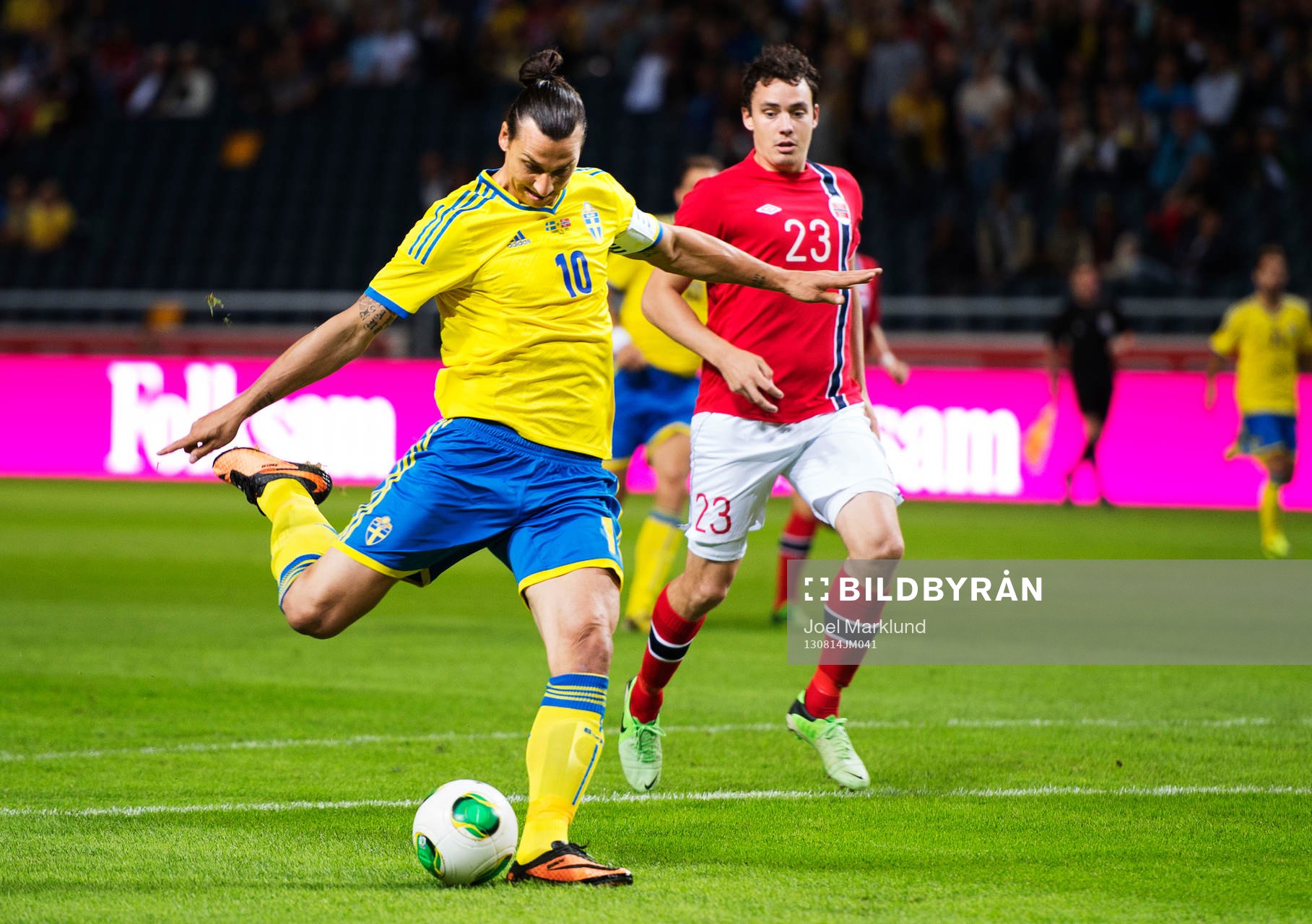 Sveriges Zlatan Ibrahimovic skjuter in 1-0