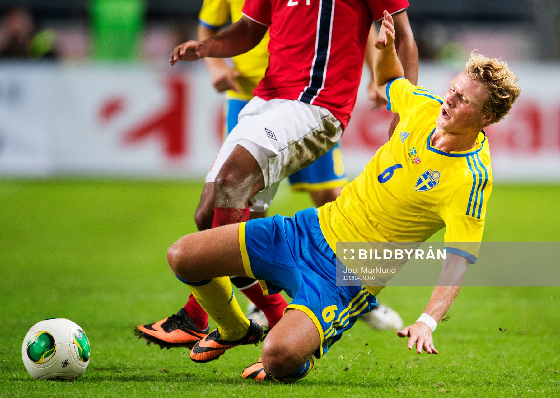 Sveriges Oscar Hiljemark faller
