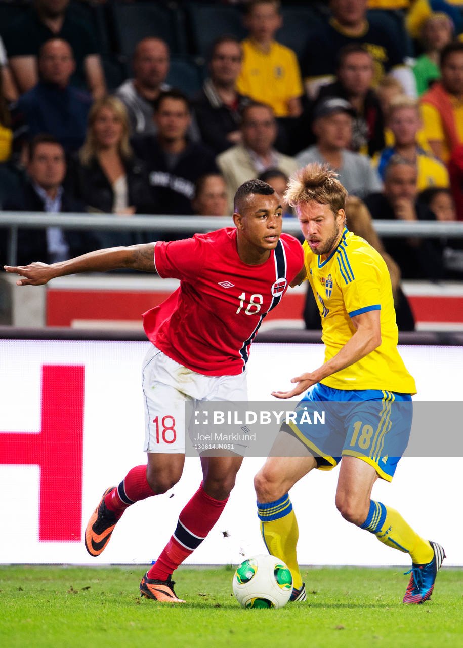 Norges Joshua King i kamp om bollen med Sveriges Adam Johansson under träningslandskampen mellan Sverige och Norge den 14 augusti 2013 i Stockholm.