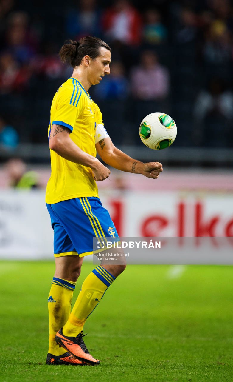 Sveriges Zlatan Ibrahimovic boxar bollen med händerna