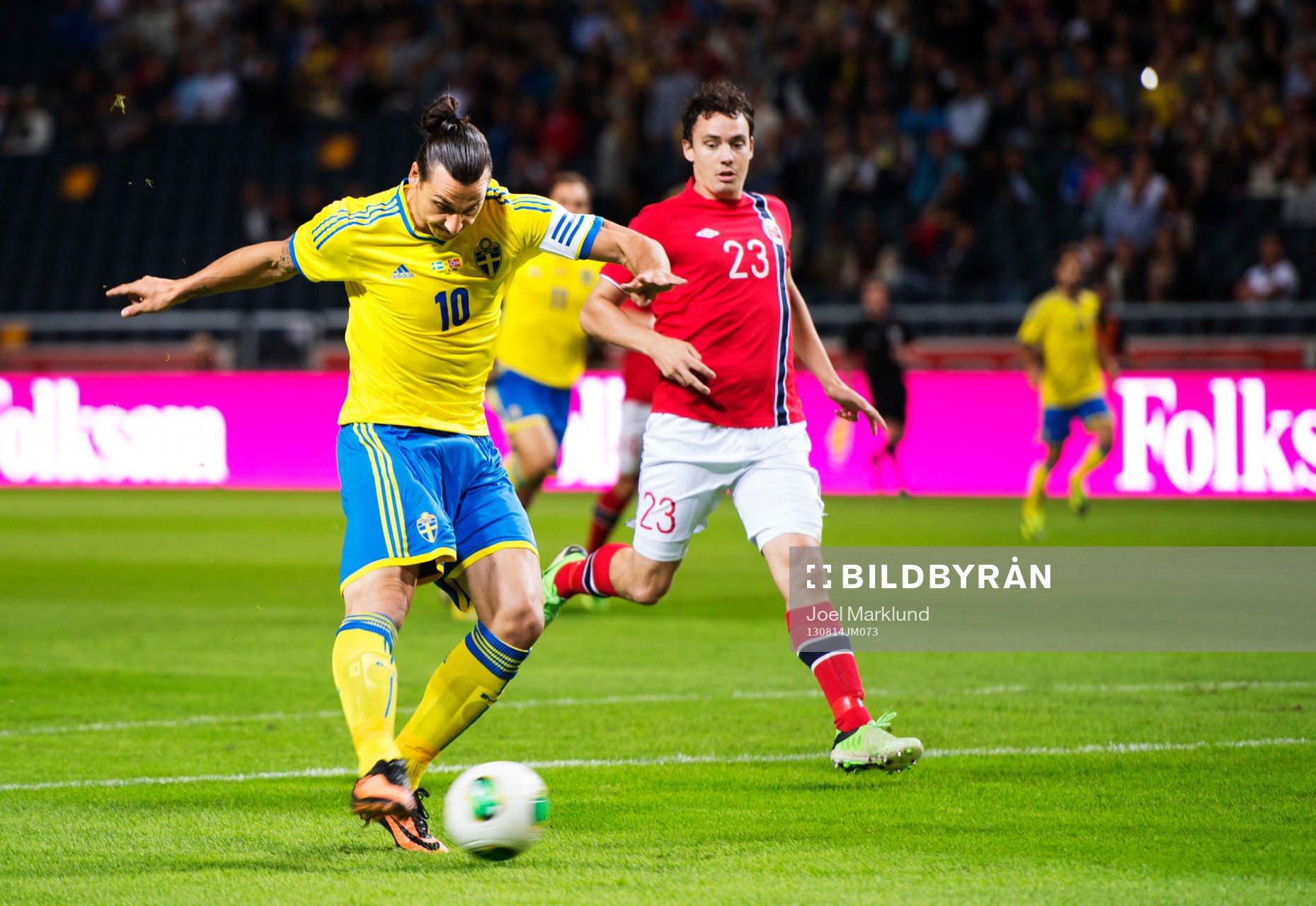 Sveriges Zlatan Ibrahimovic skjuter in 1-0