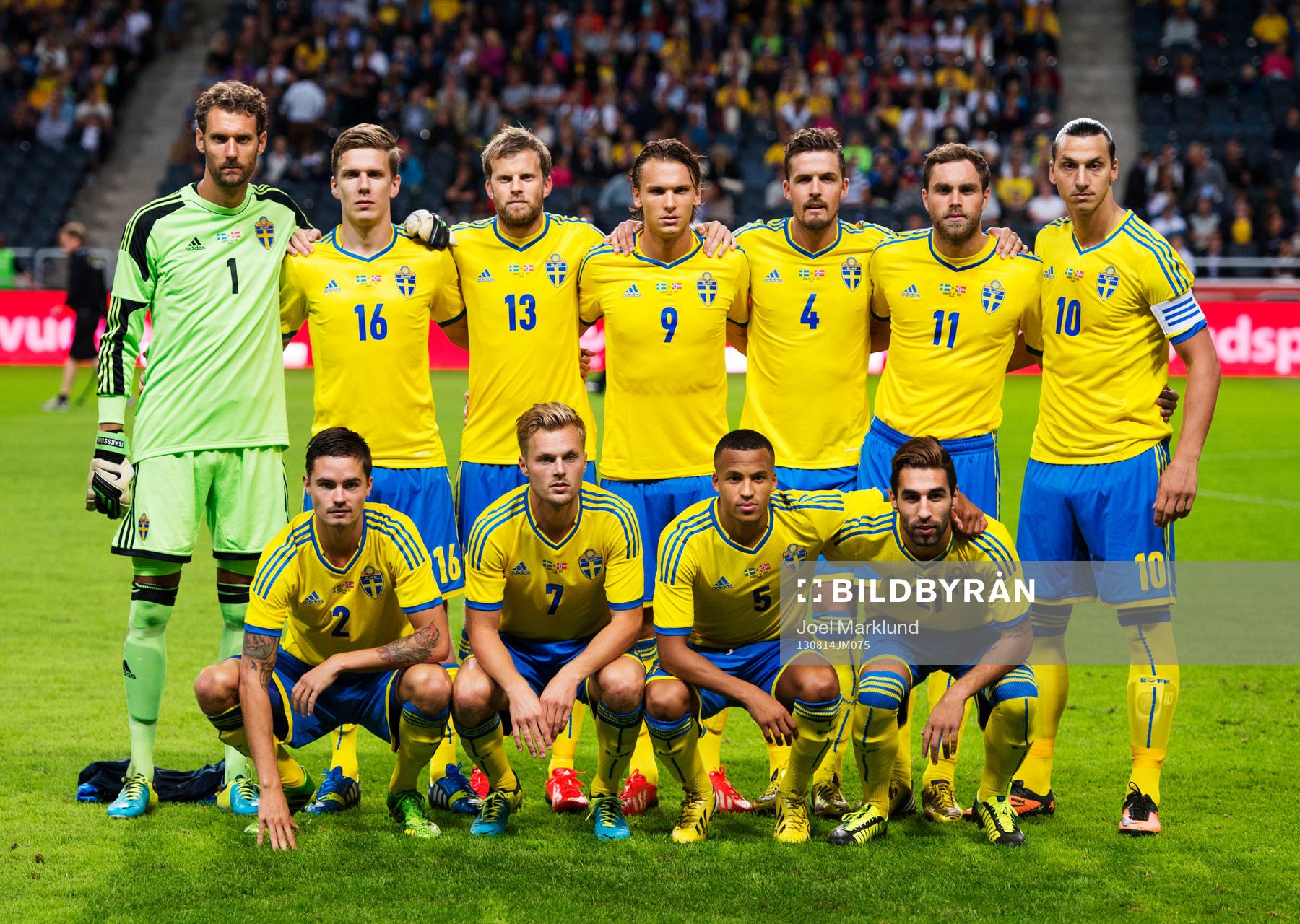 Sveriges startelva inför träningslandskampen mellan Sverige och Norge den 14 augusti 2013 i Stockholm. Övre raden från vänster: Andreas Isaksson, Pontus Wernbloom, Mikael Antonsson, Albin Ekdal, Per Nilsson, Johan Elmander och Zlatan Ibrahimovic. Nedre raden från vänster: Mikael Lustig, Sebastian Larsson, Martin Olsson och Jimmy Durmaz.
