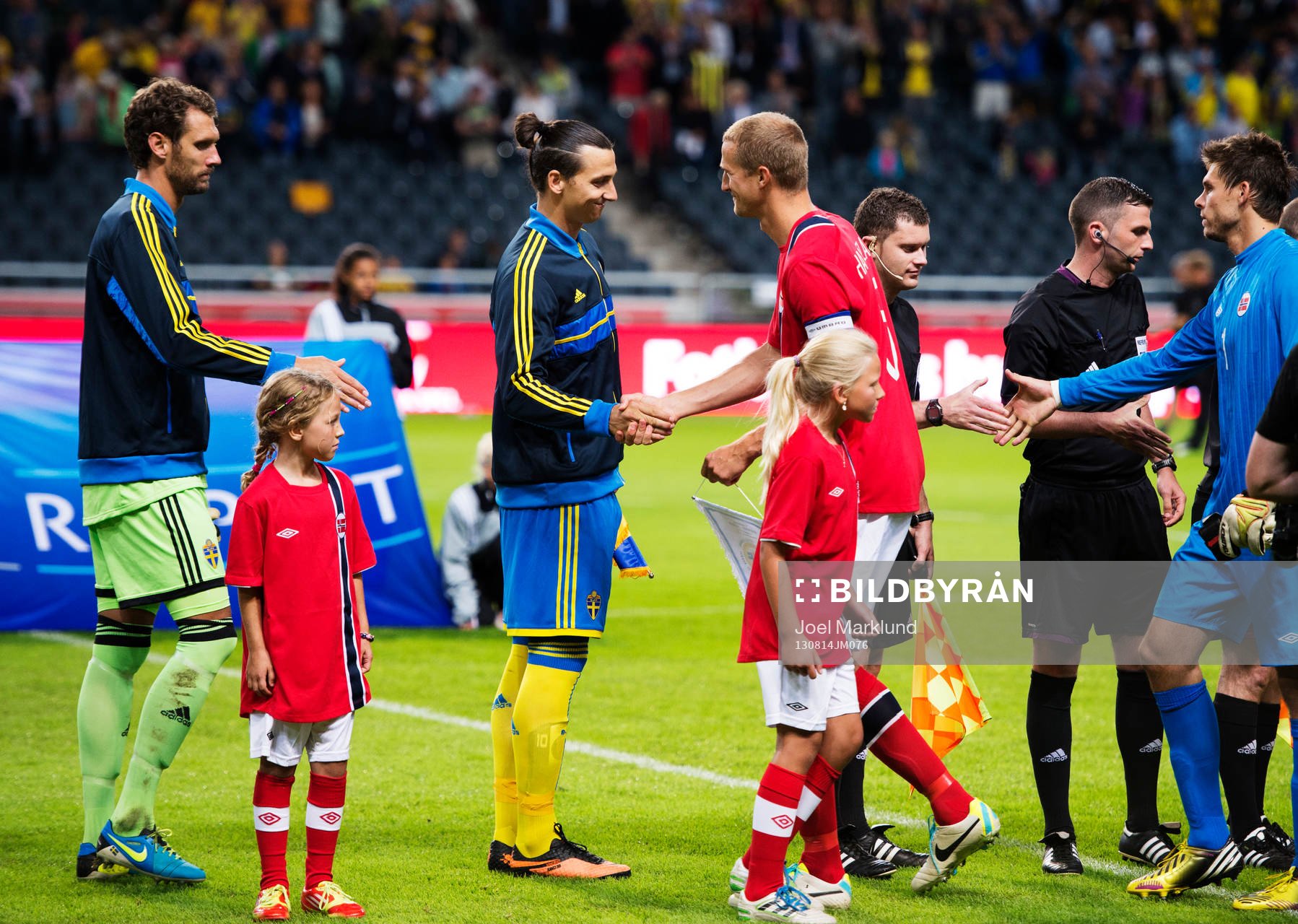 Sveriges Zlatan Ibrahimovic hälsar på Norges Brede