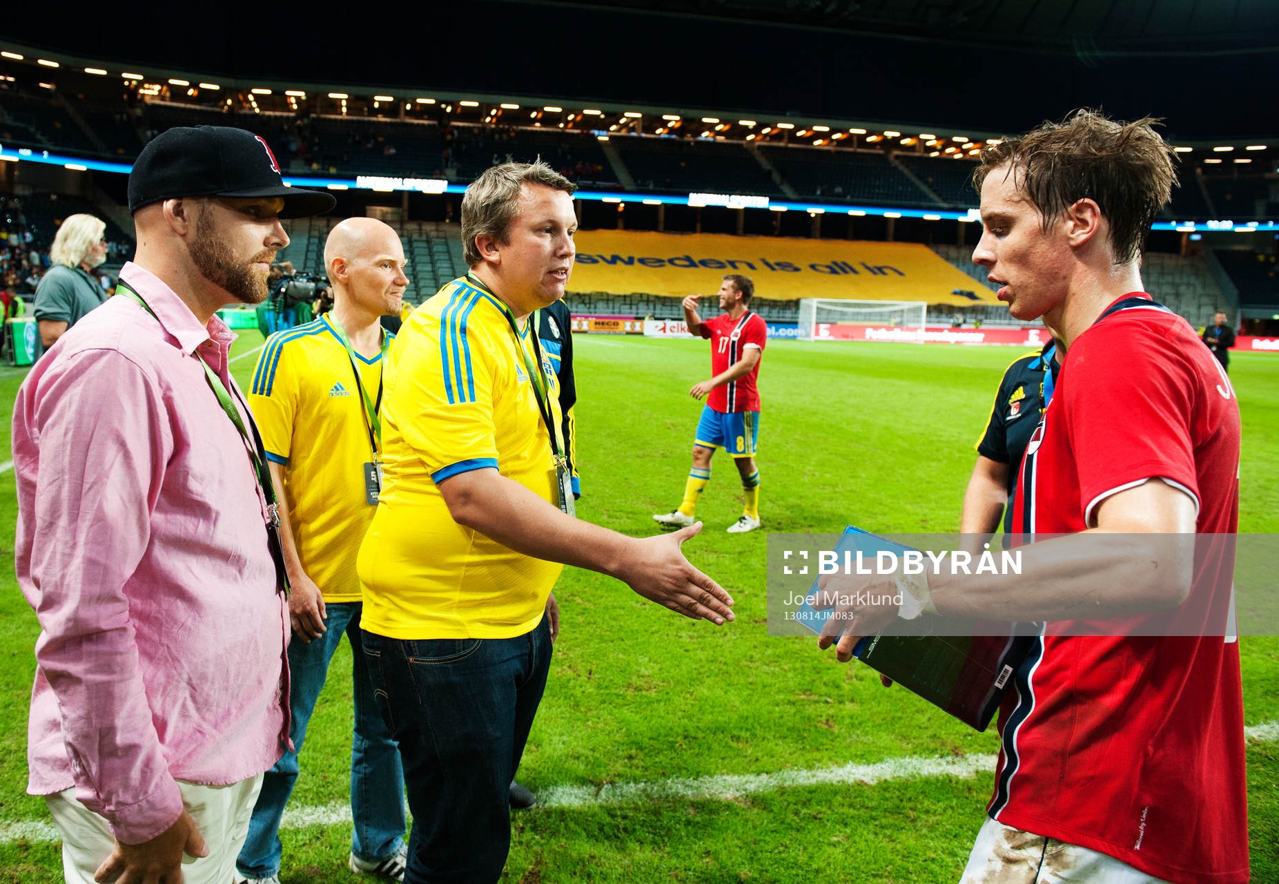 Stefan Johansen får pris som matchens bästa spelare i