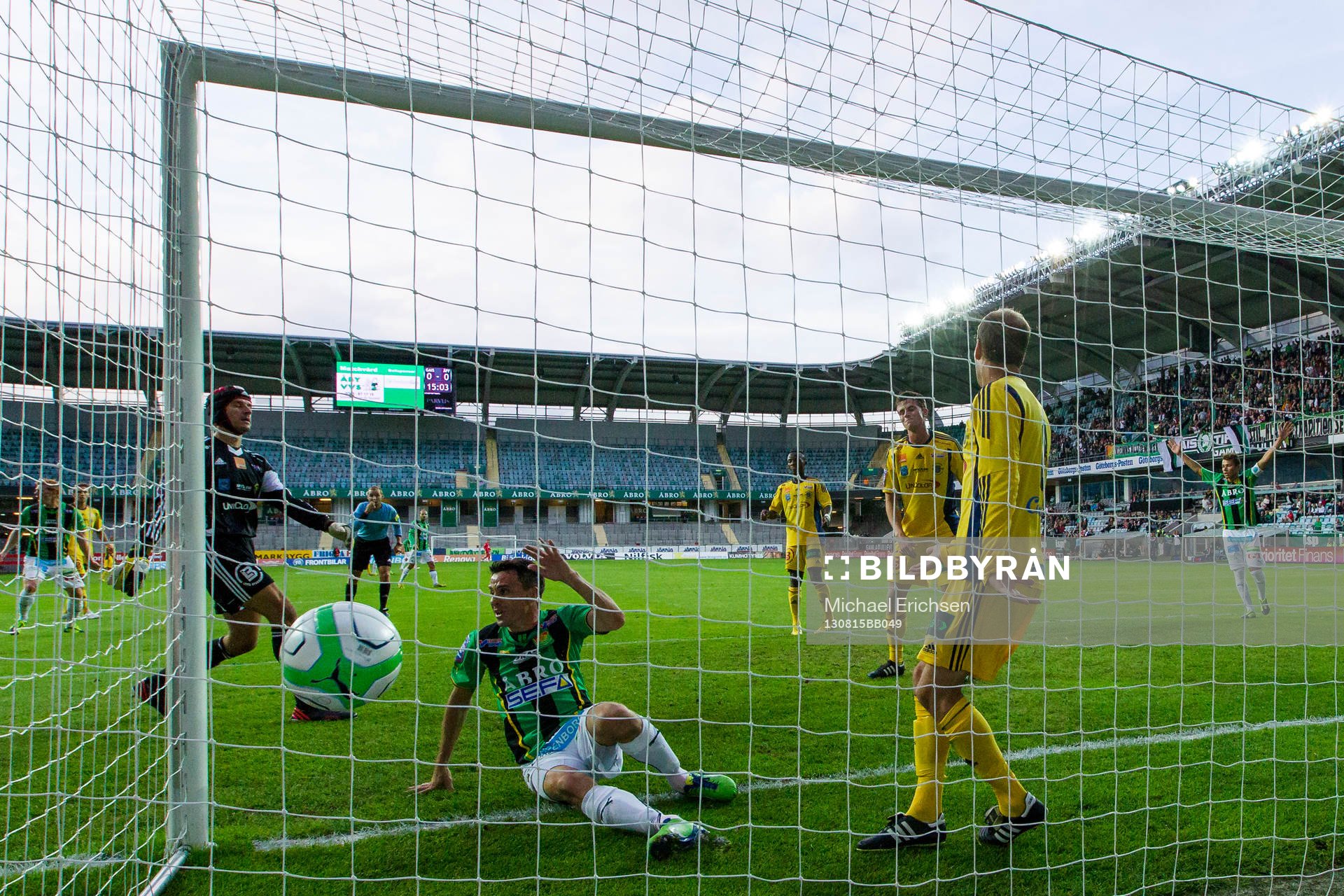 GAIS Daniel Mendes slänger sig fram och trycker in 1-0