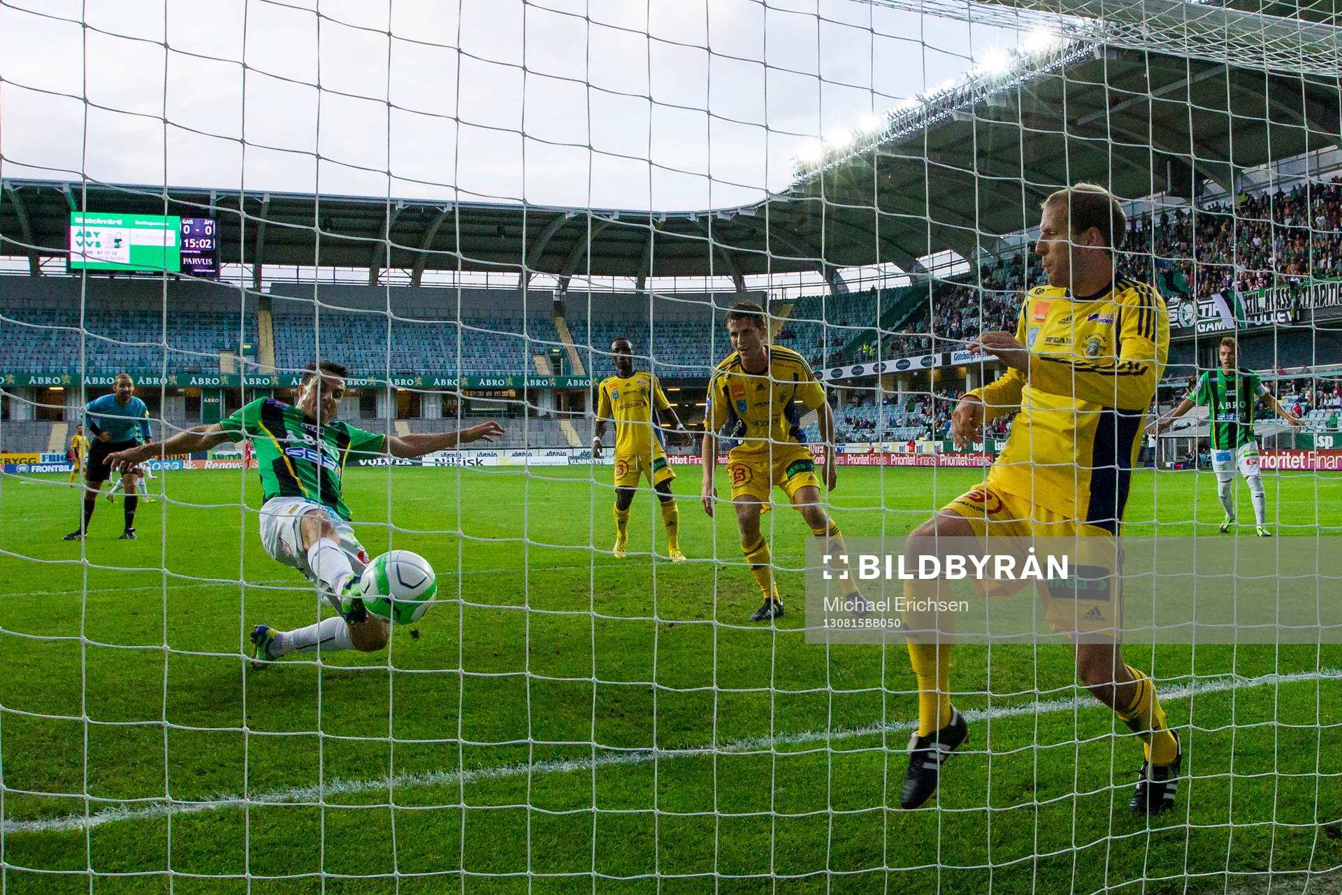 GAIS Daniel Mendes slänger sig fram och trycker in 1-0
