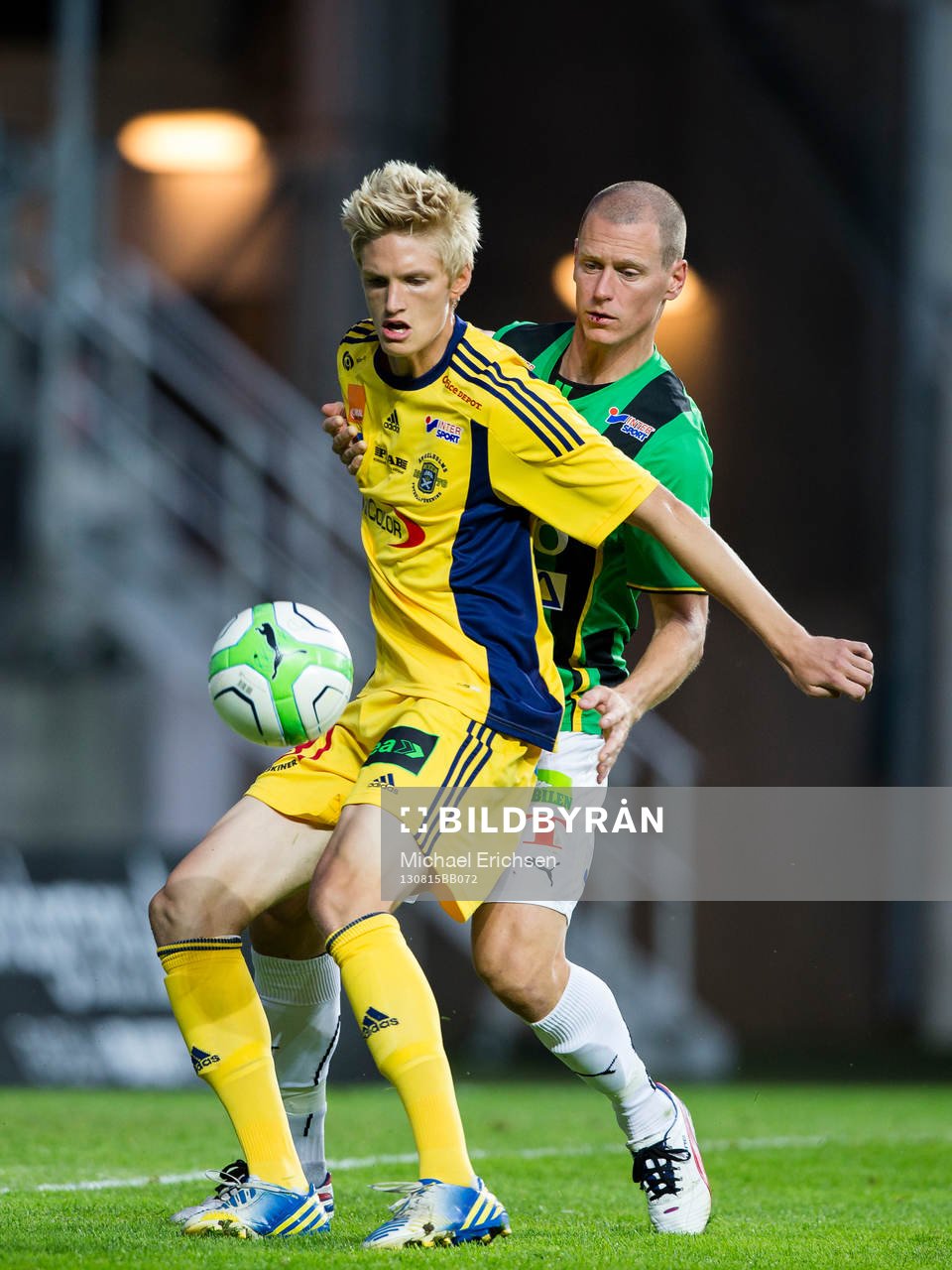 Ängelholms Andreas Karlsson täcker bollen för Andreas