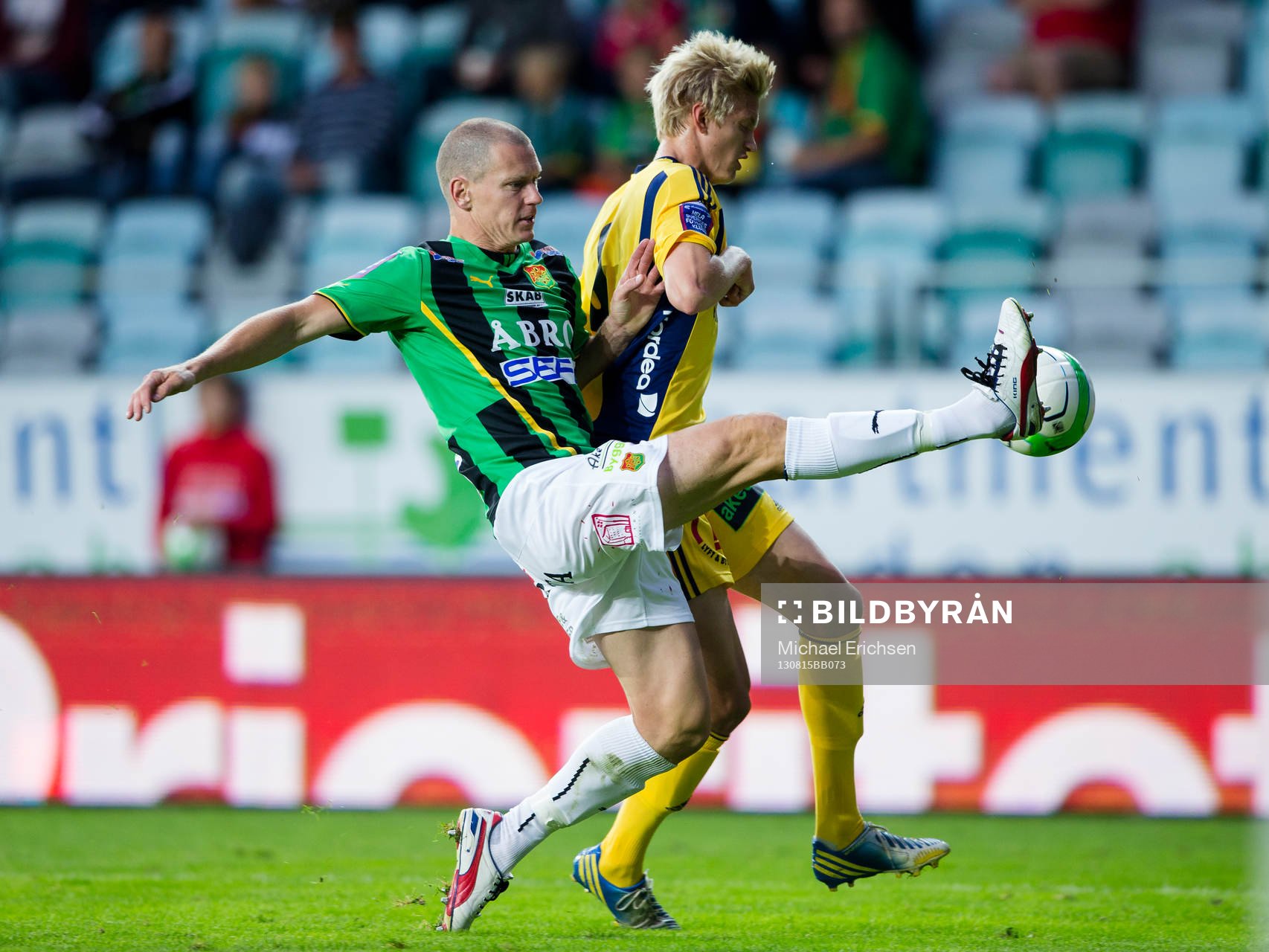 GAIS Andreas Augustsson sträcker ut och slår undan bollen