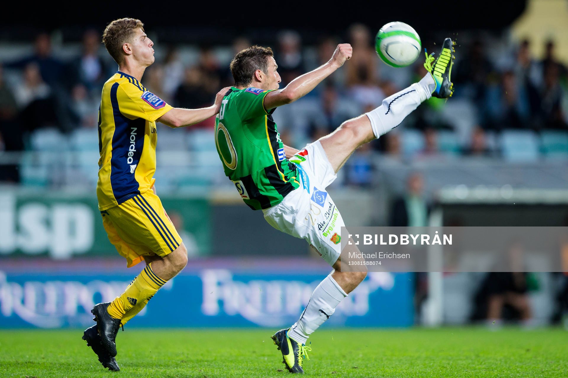 GAIS Kenneth Gustafsson sträcker ut och kommer först på