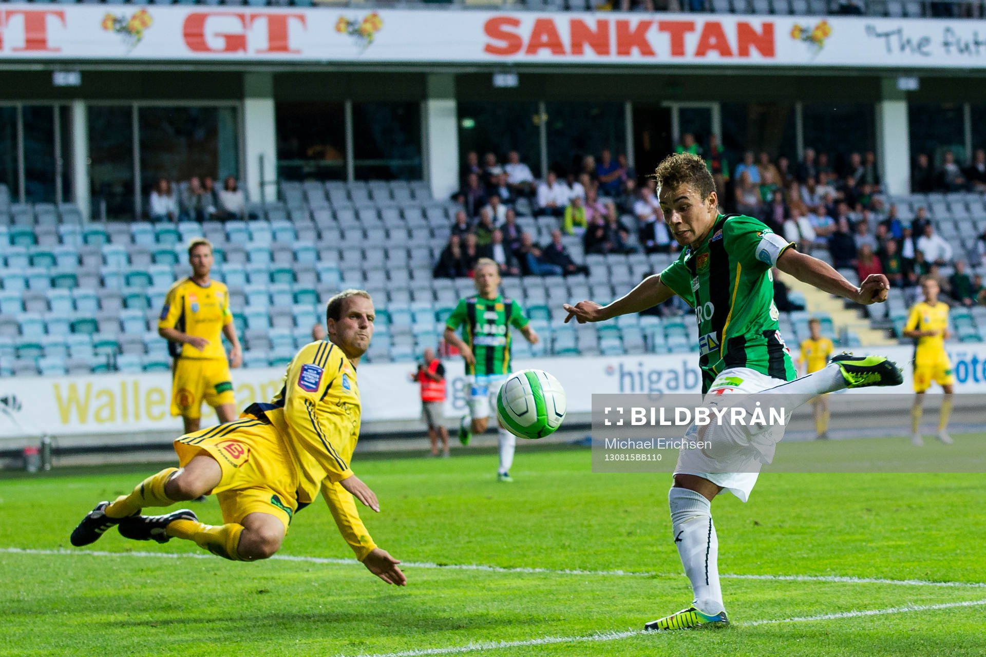 GAIS Malkolm Moenza skjuter mot täckande Ängelholms