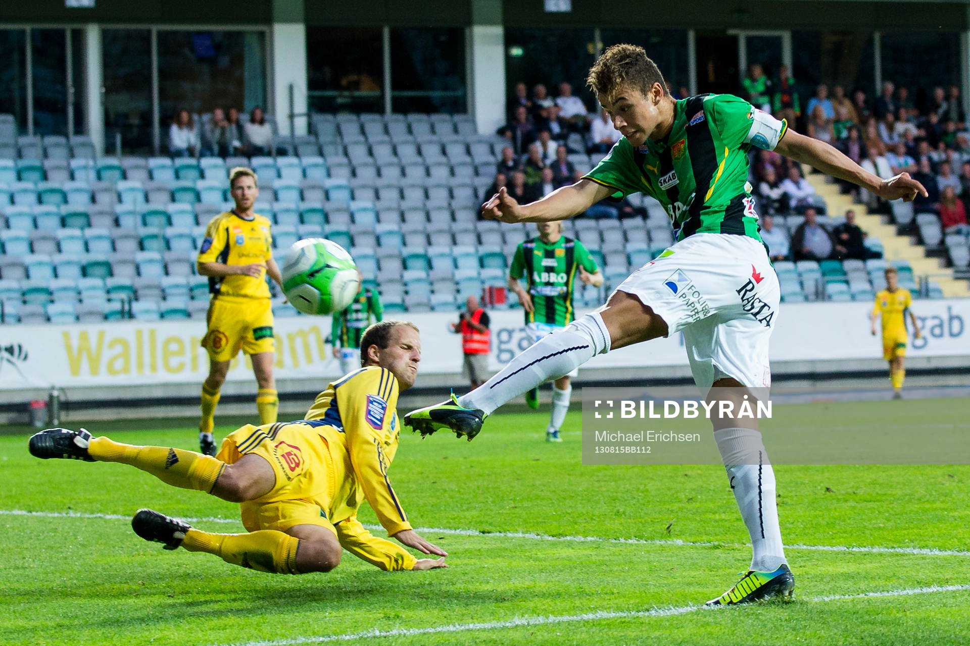 GAIS Malkolm Moenza skjuter mot täckande Ängelholms
