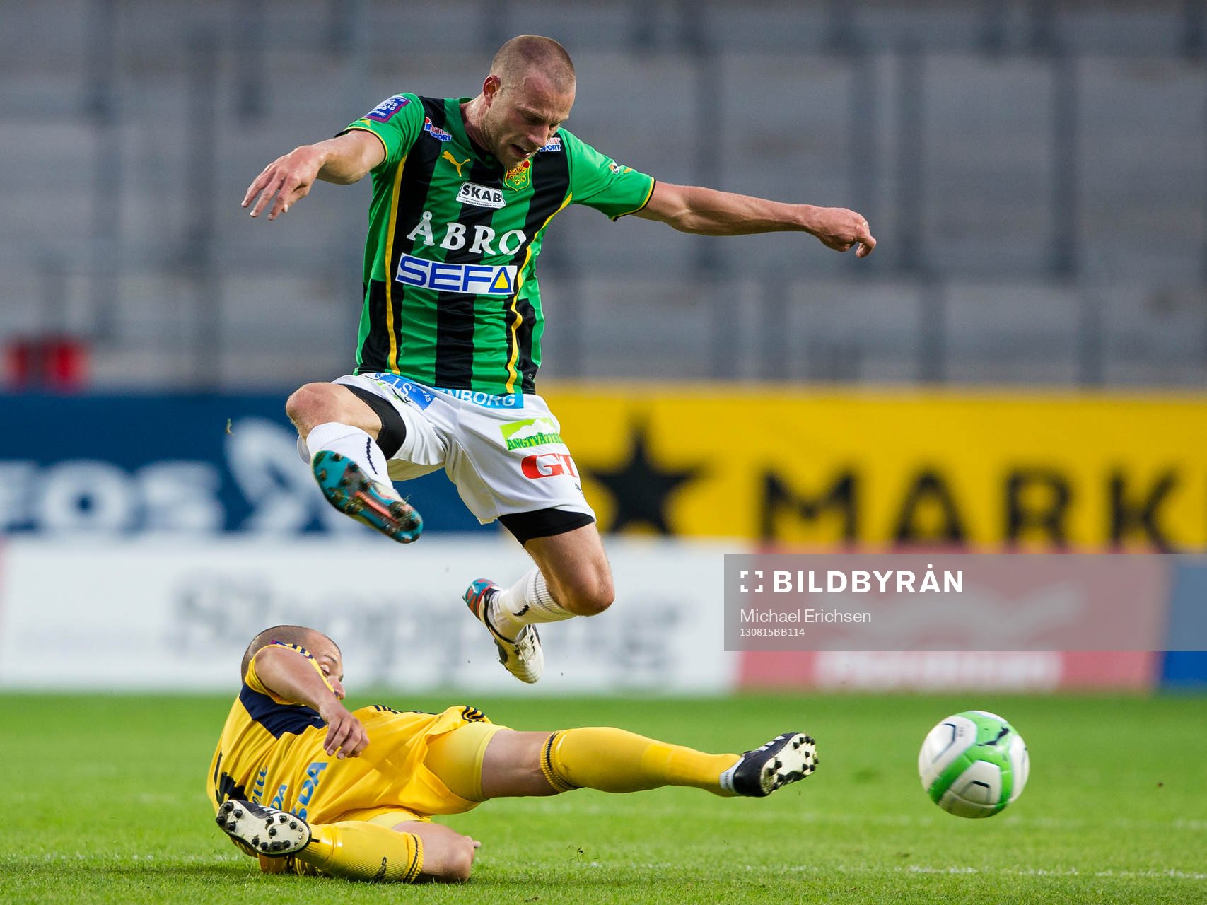 GAIS Björn Andersson hoppar över glidtacklande Ängelholm
