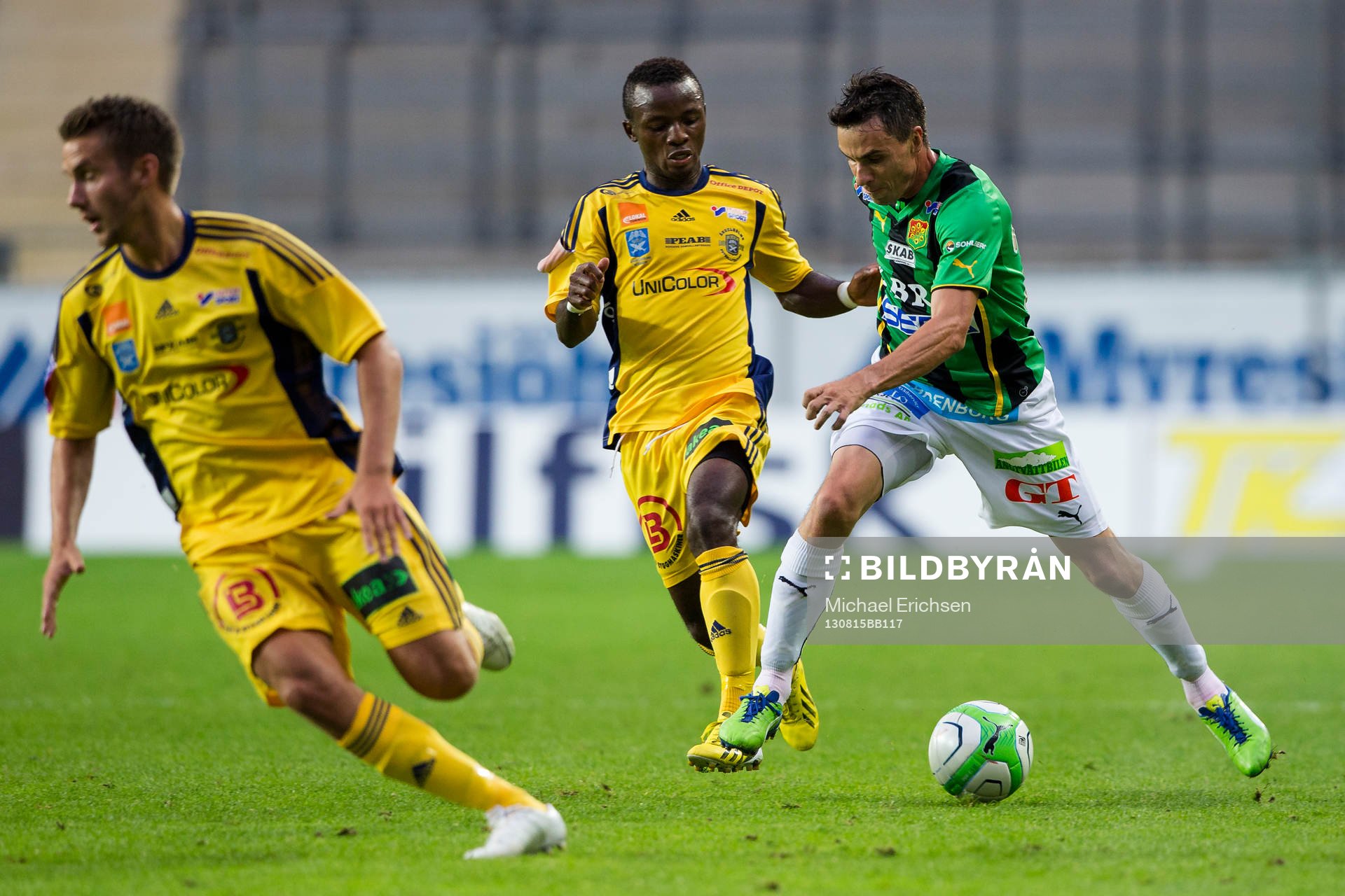 GAIS Daniel Mendes i kamp med Ängelholms Samuel Monday under fotbollsmatchen i Superettan mellan GAIS - Ängelholm den 15 augusti 2013 i Göteborg.