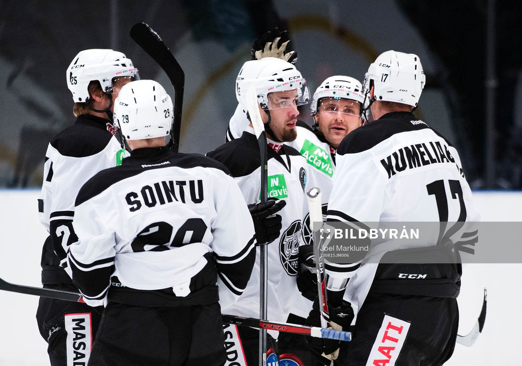 TPS Åbos Markus Seikola (i mitten) gratuleras