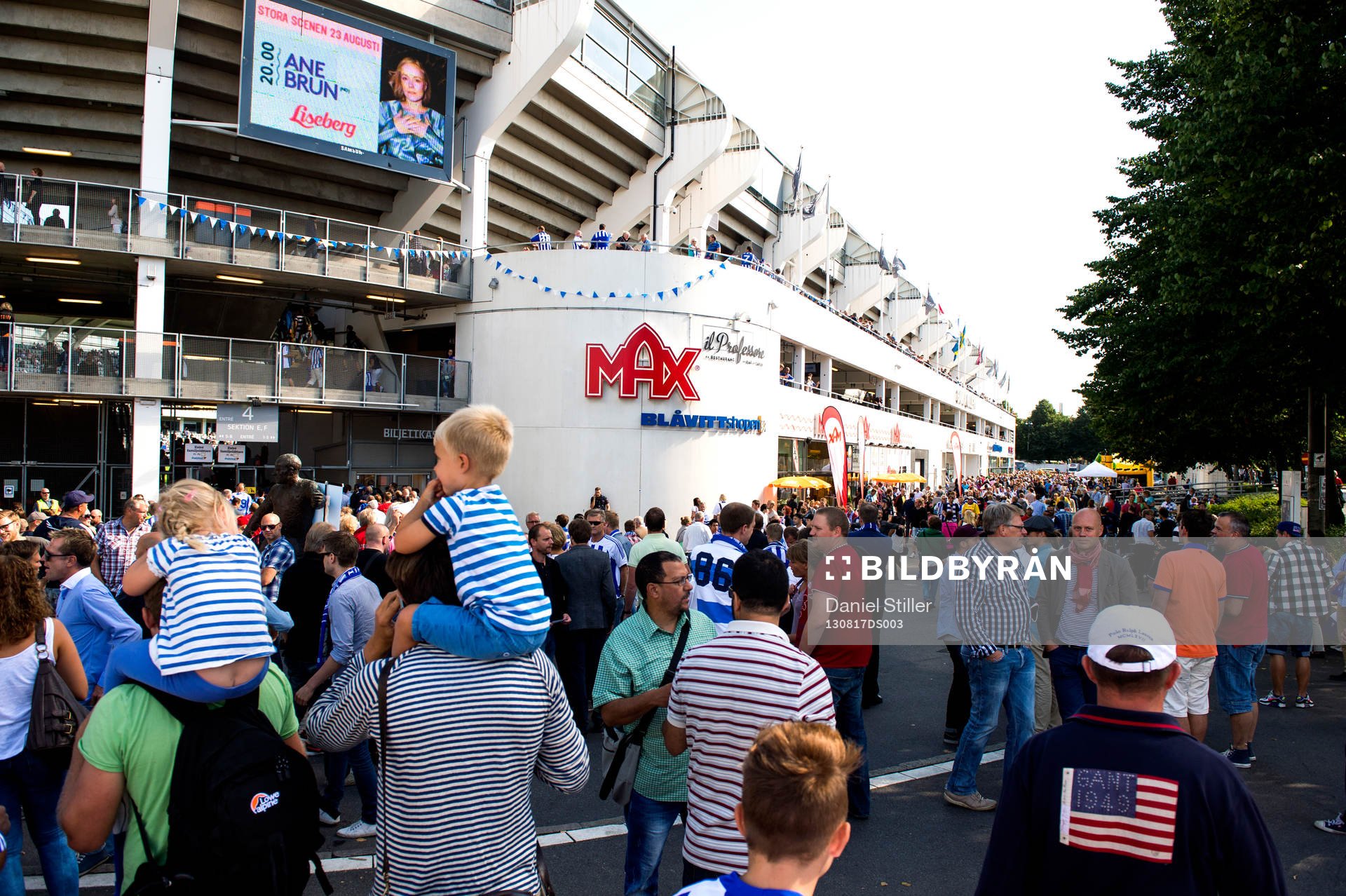 Publiken strömmar till utanför Ullevi