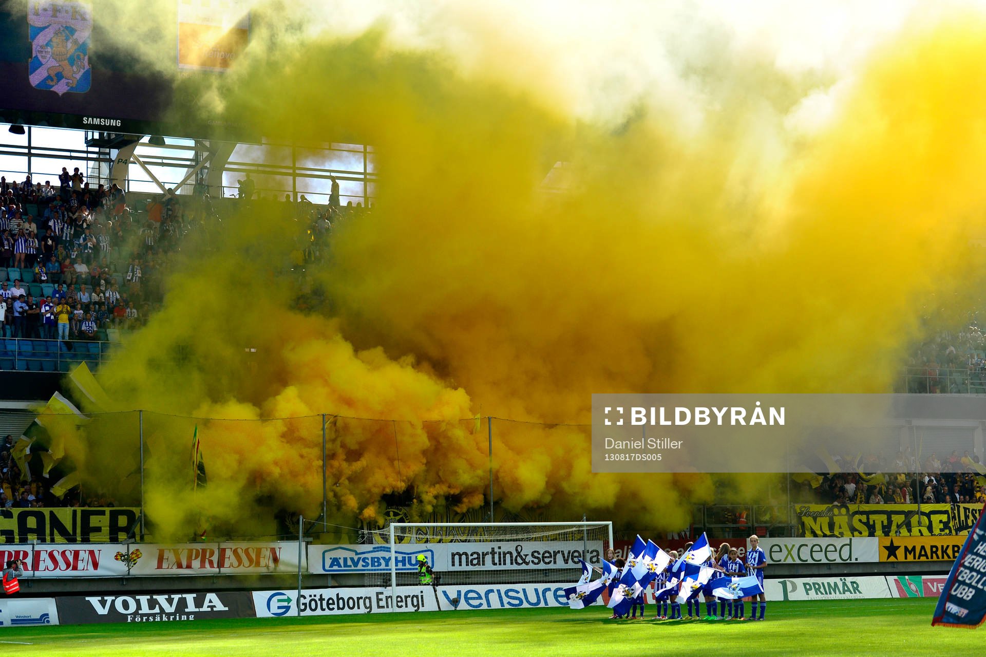 Bengaler från Elfsborgs klack innan avspark i matchen