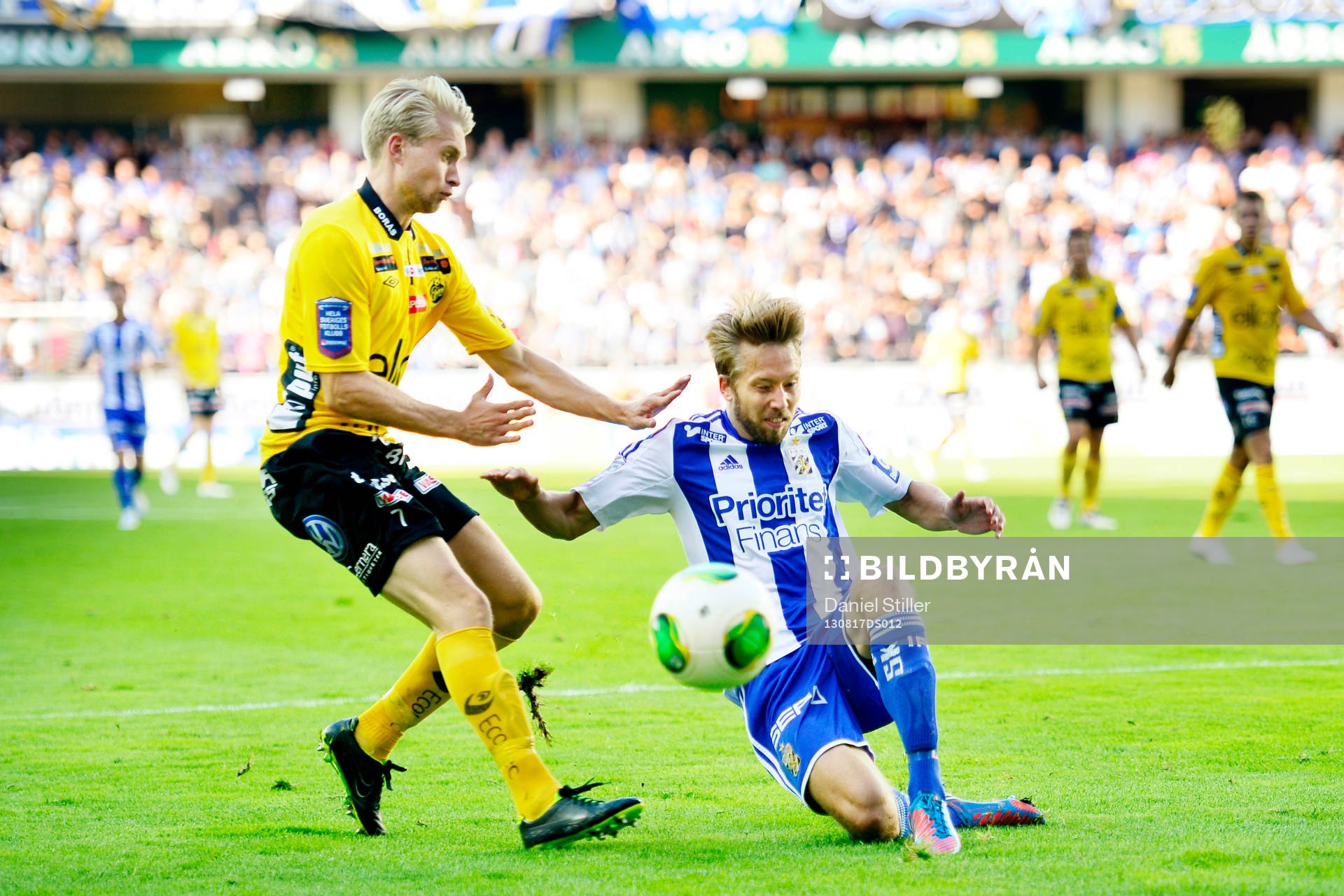 IFK Göteborgs Adam Johansson rensar framför Elfsborgs