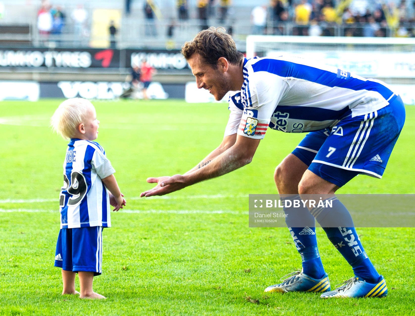 IFK Göteborgs Tobias Hysén firar med Lasse Vibes son