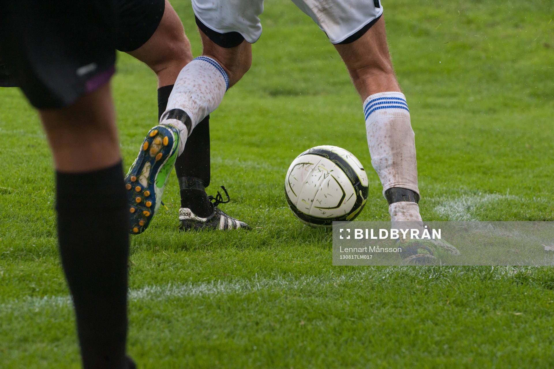 Kamp om bollen ute vid hörnflaggan, fot, fötter, fotboll,