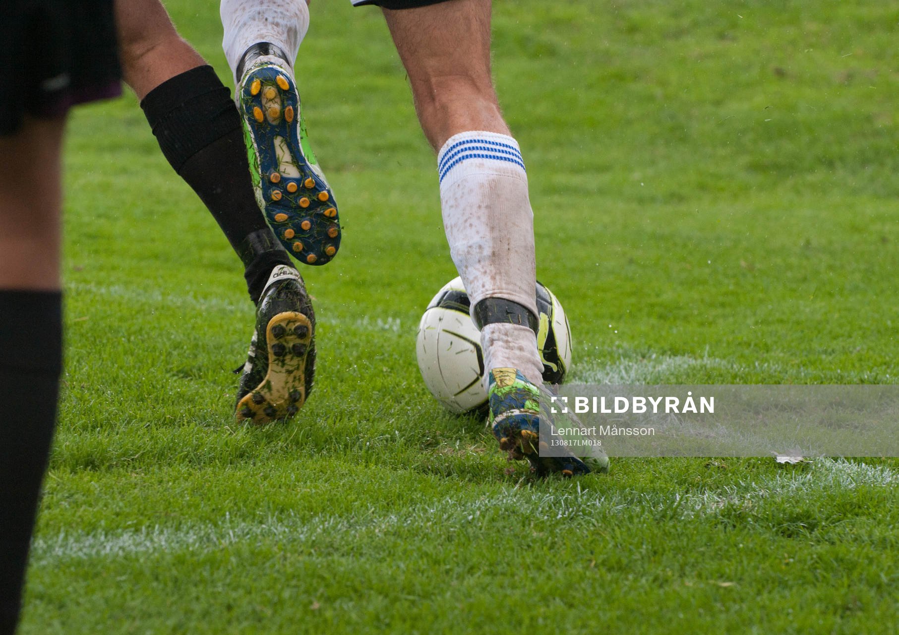 Kamp om bollen ute vid hörnflaggan, fot, fötter, fotboll,