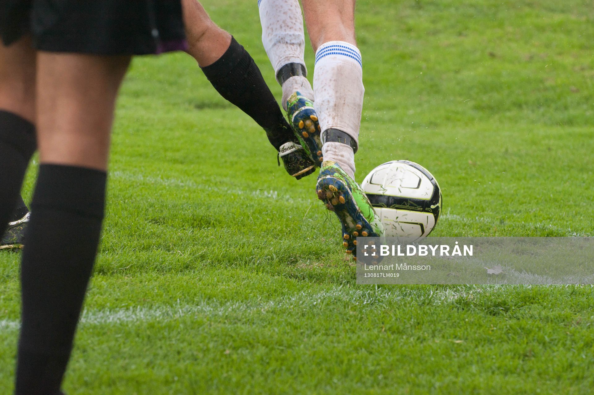 Kamp om bollen ute vid hörnflaggan, fot, fötter, fotboll,