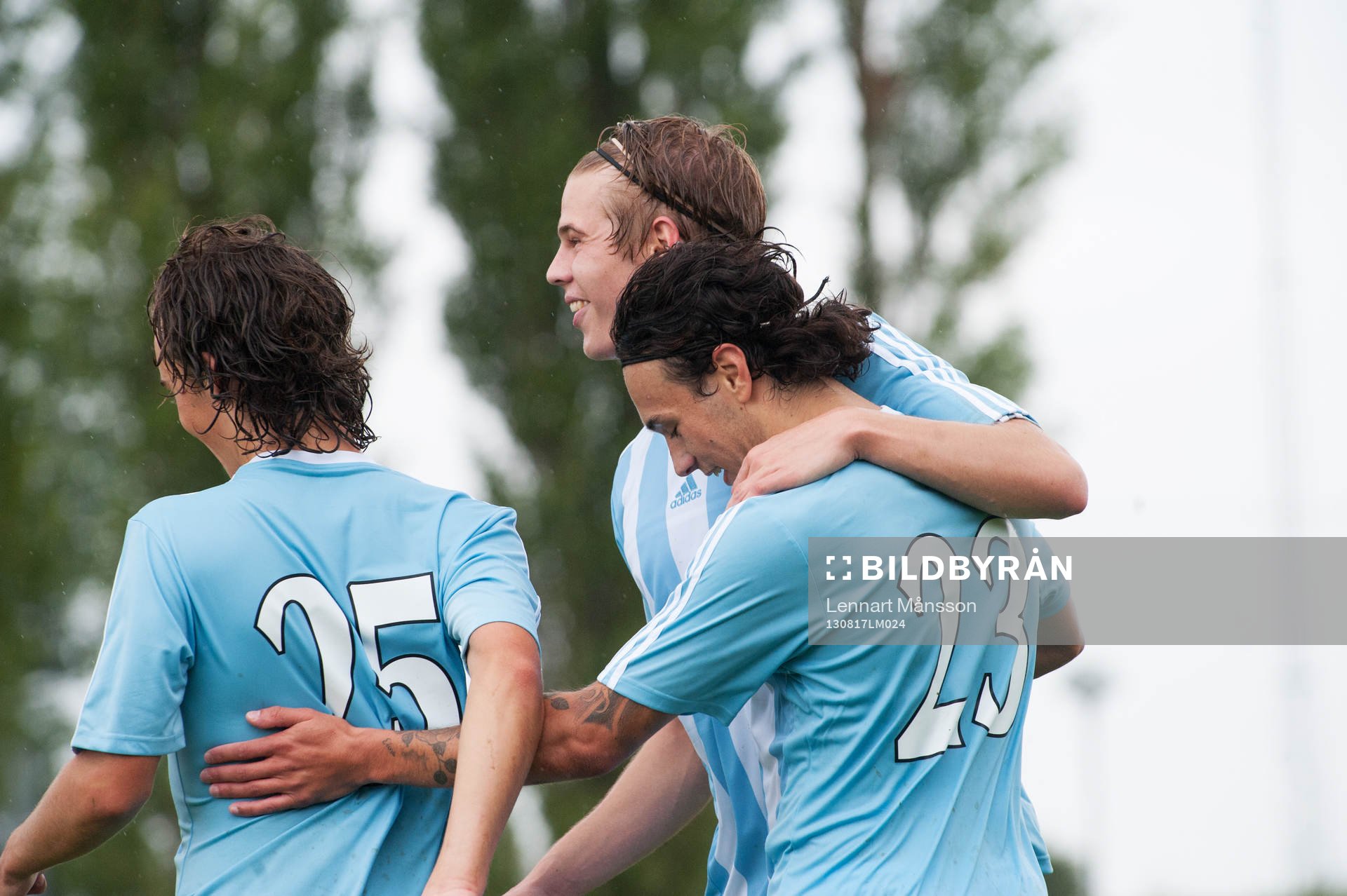 Fotboll, division 3, Hittarp - IFK Hässleholm: 0-4 Karim Al-Asi, Hässleholm, jubel, grattas av Anton Pramberg och Filip Ranmo