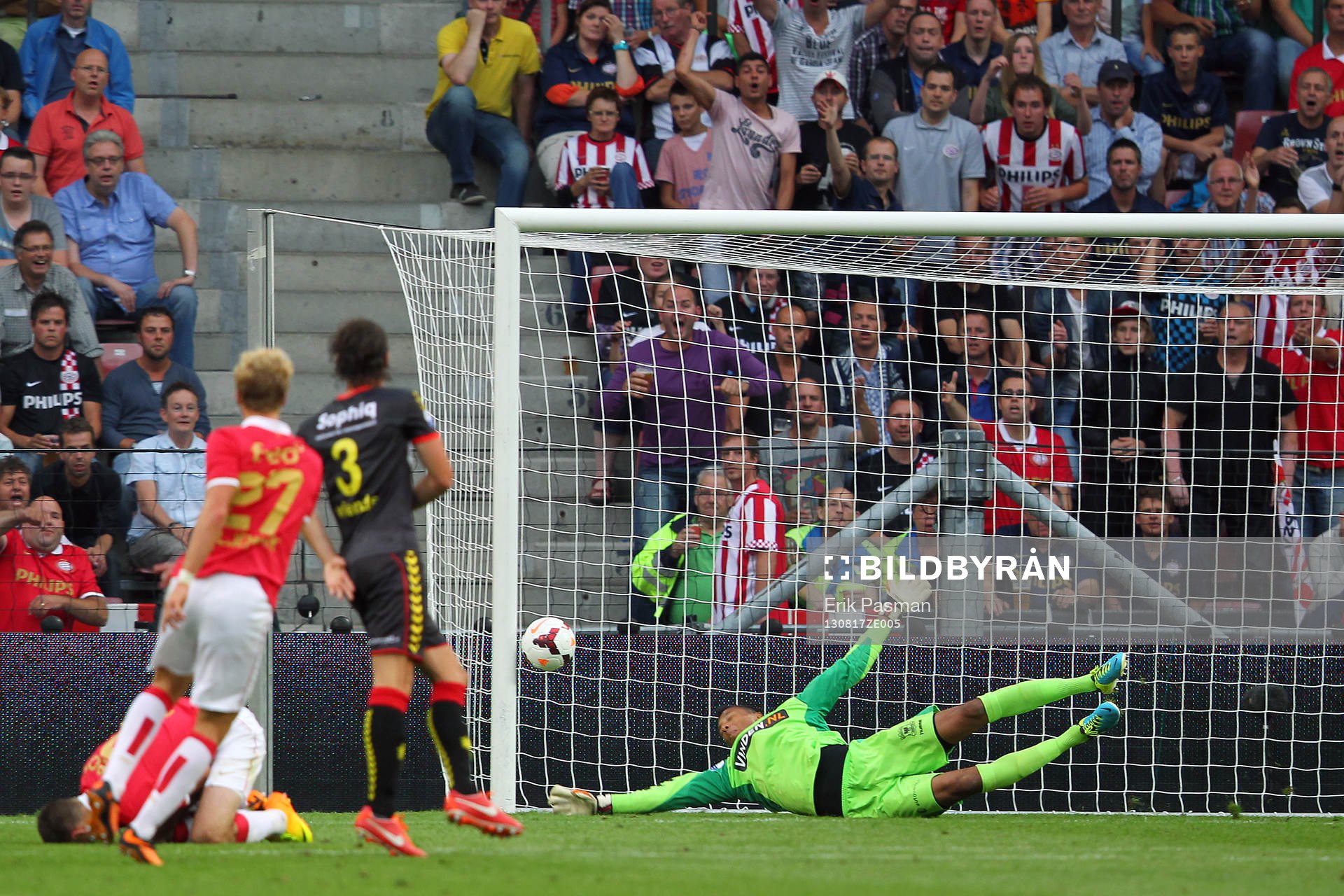 EINDHOVEN - PSV - Go Ahead Eagles, Eredivisie, voetbal, seizoen 2013-2014, Philips Stadion, 17-08-2013, PSV-speler Oscar Hiljemark (l) schiet de 2-0 achter GA Eagles-speler Eloy Room (r)