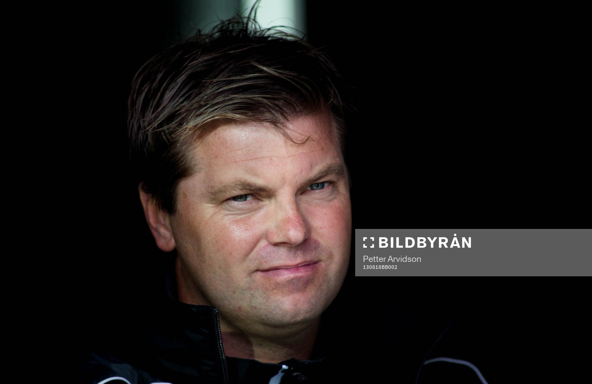 Halmstads tränare Jens Gustafsson gömmer sig för regnet