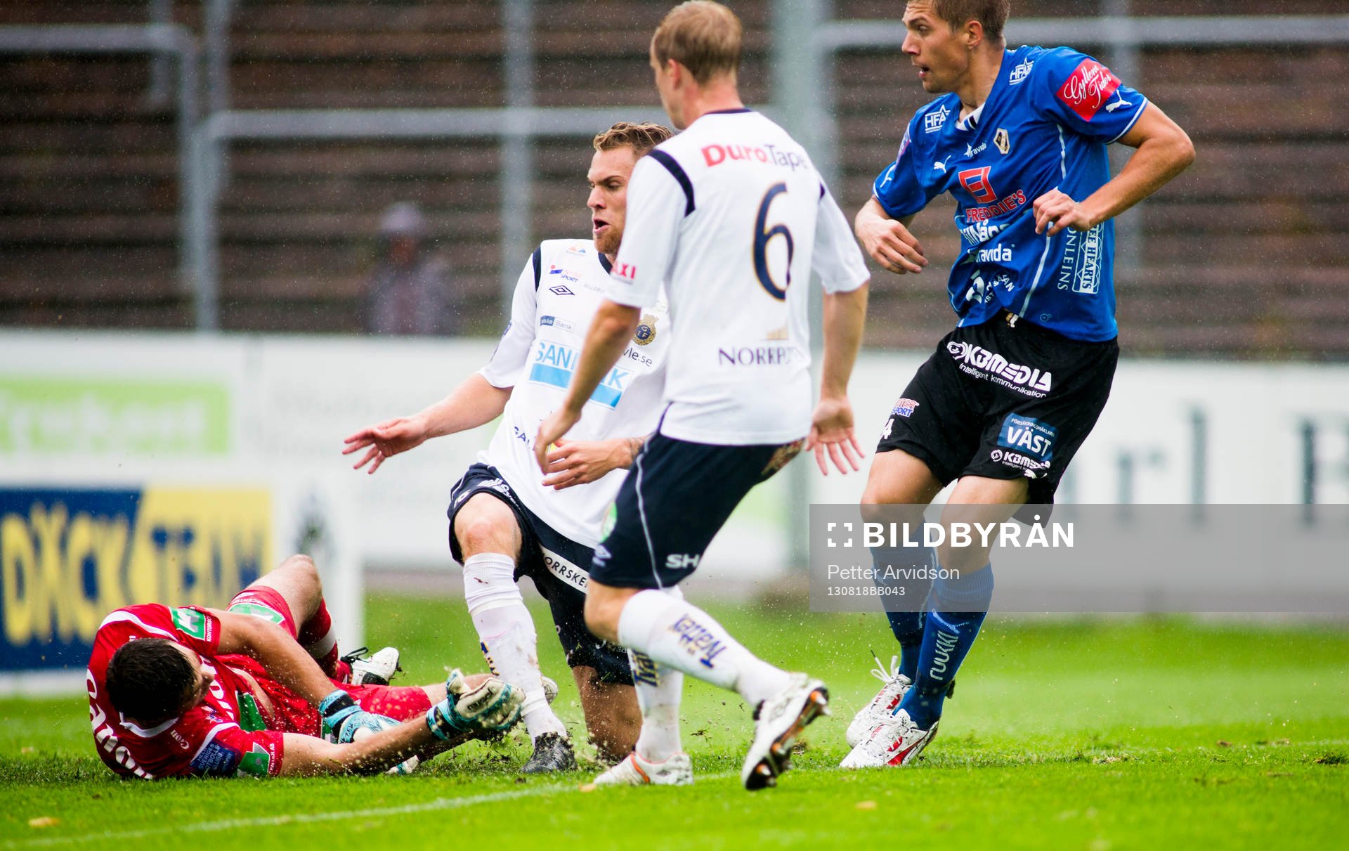 Halmstads Mikael Boman trycker in 1-1 bakom Gefles målvakt