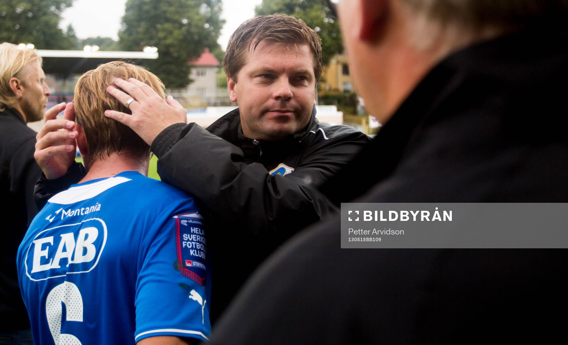 Halmstads 2-2 skytt Johan Blomberg kramas om av tränare