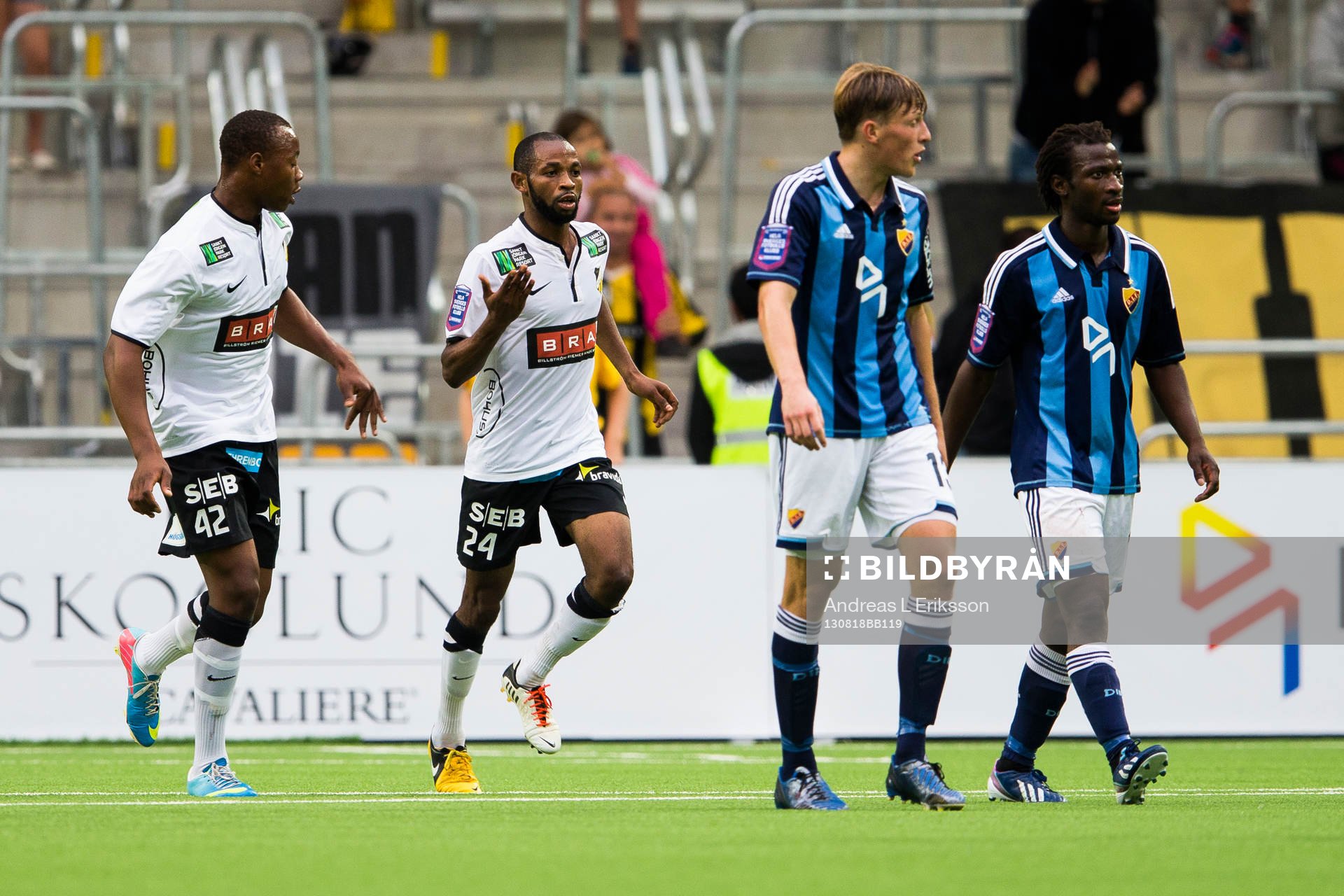 Häckens Rene Makondele gör 1-1 på straff och gratuleras