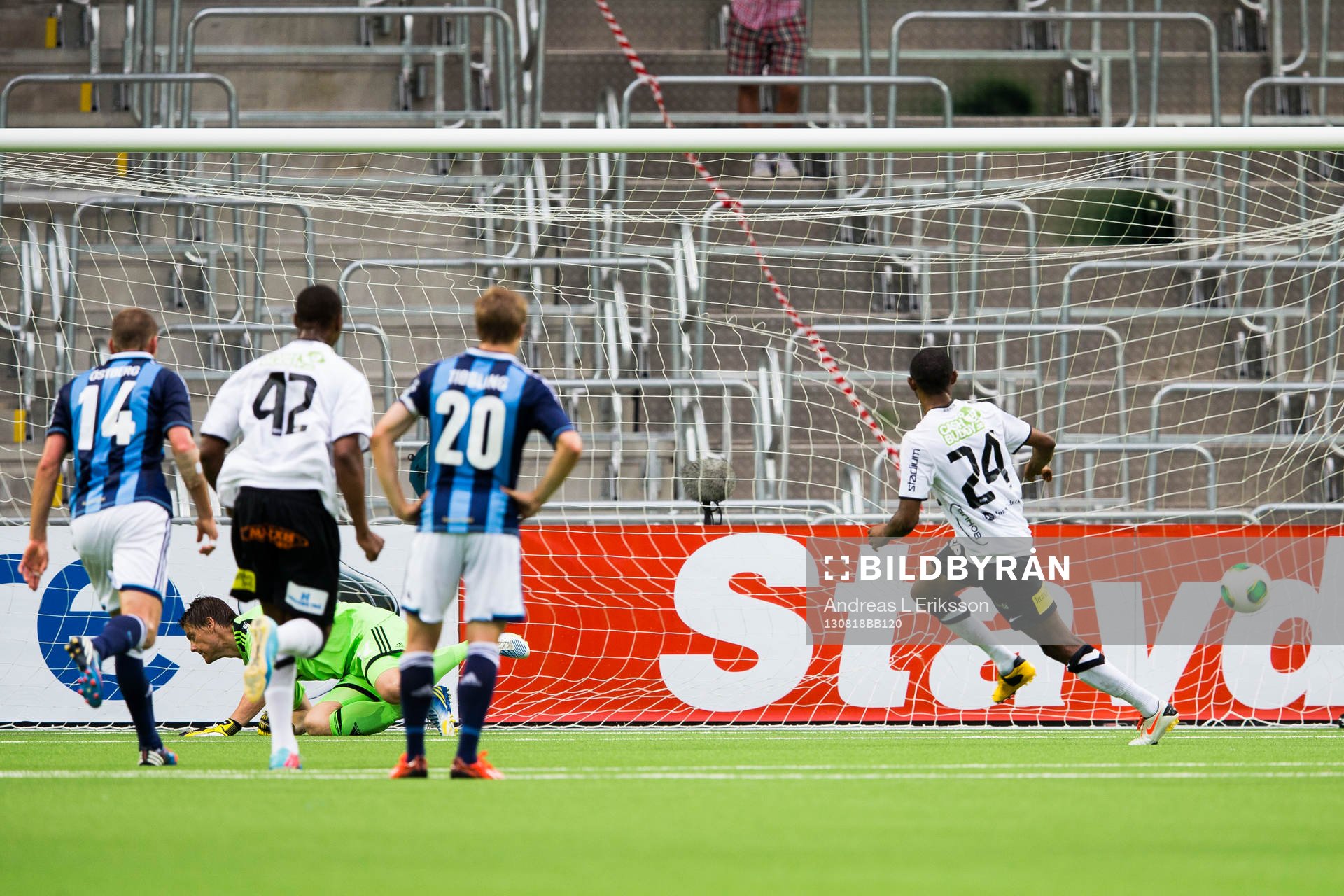 Häckens Rene Makondele gör 1-1 på straff bakom