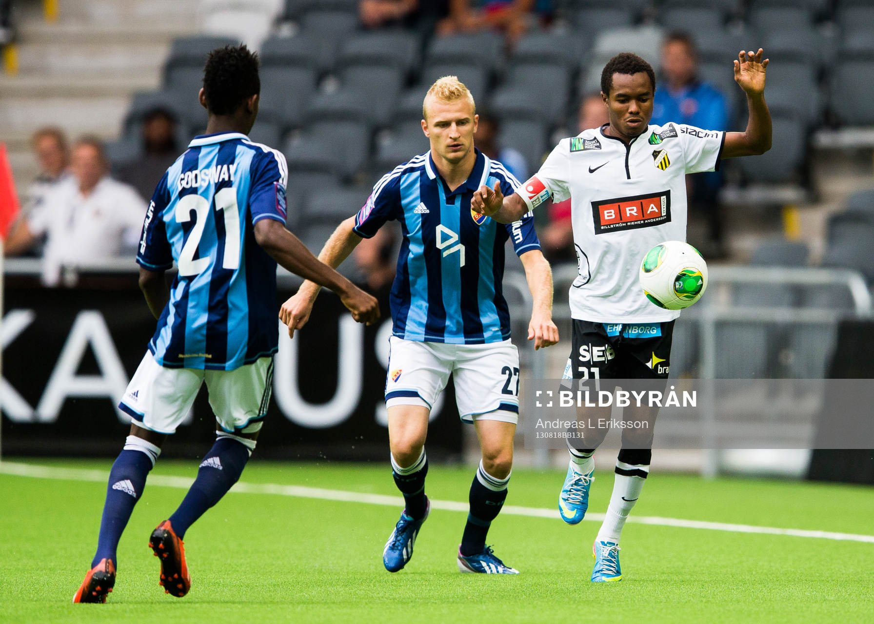Djurgårdens Vytautas Andriuskevicius i kamp om bollen med