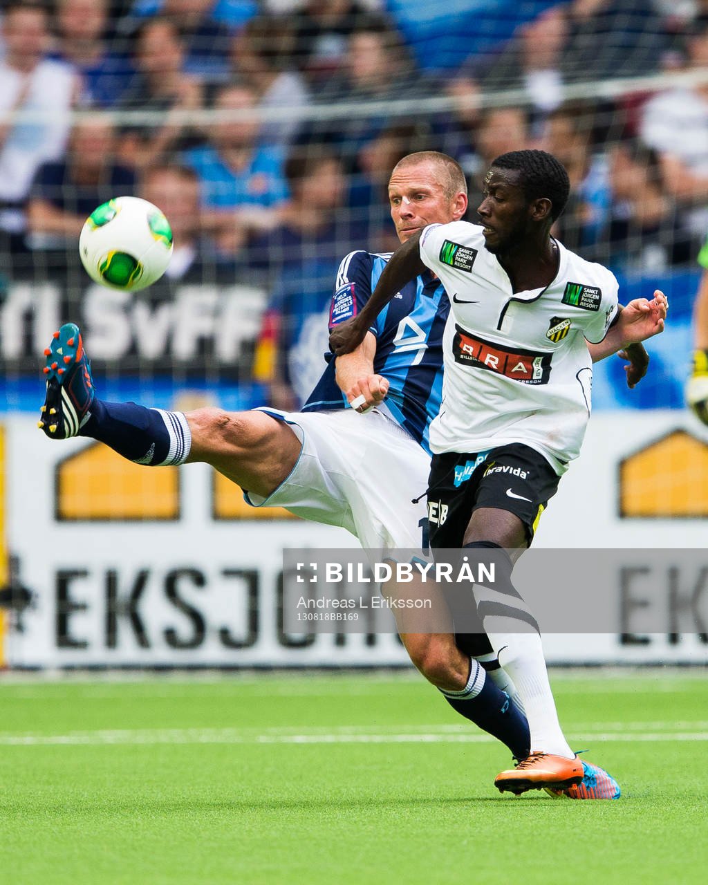Djurgårdens Mattias Östberg i duell med Häckens Dioh Williams under fotbollsmatchen i Allsvenskan mellan Djurgården och Häcken den 18 augusti 2013 i Stockholm.