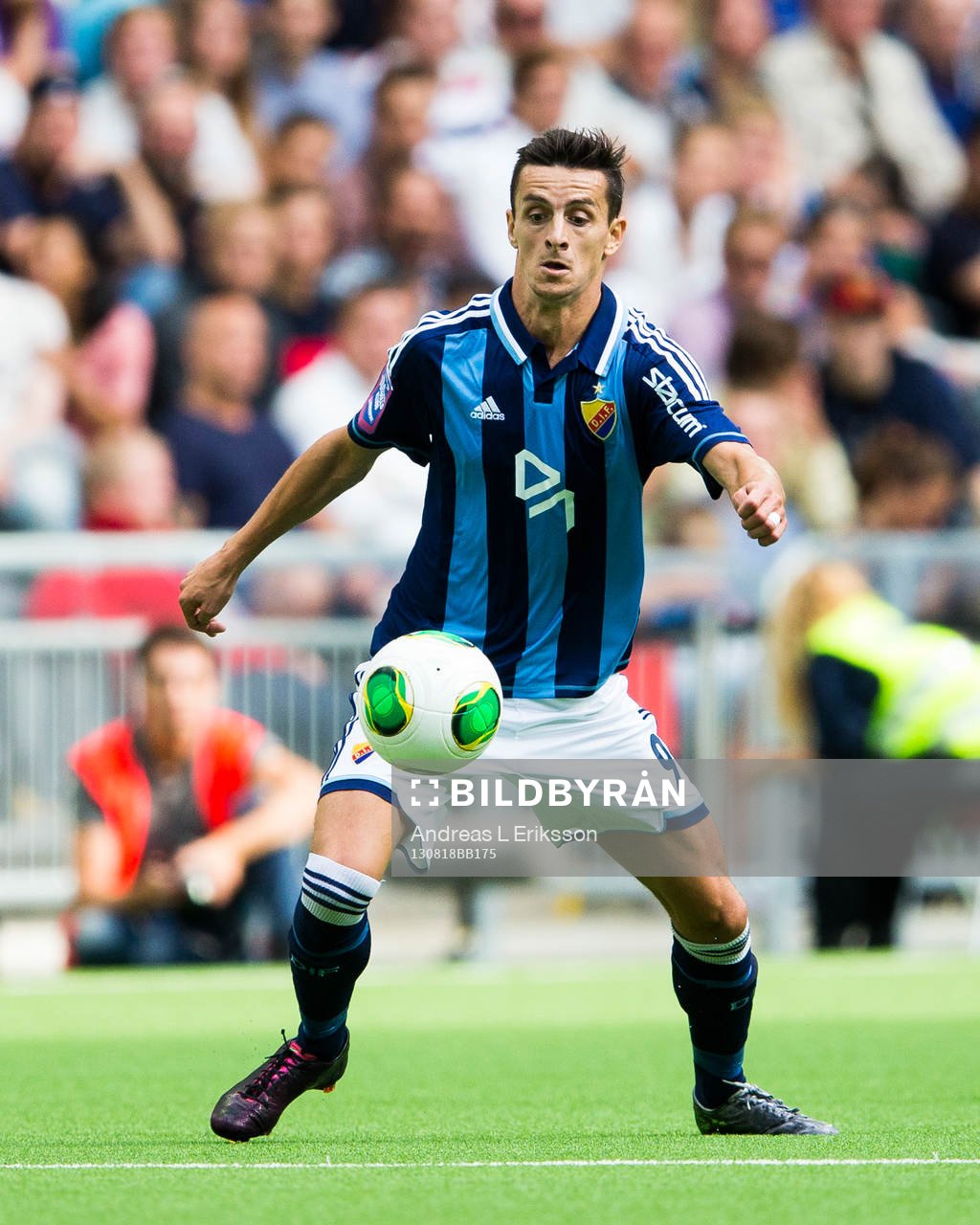 Djurgårdens Haris Raddetinac med bollen