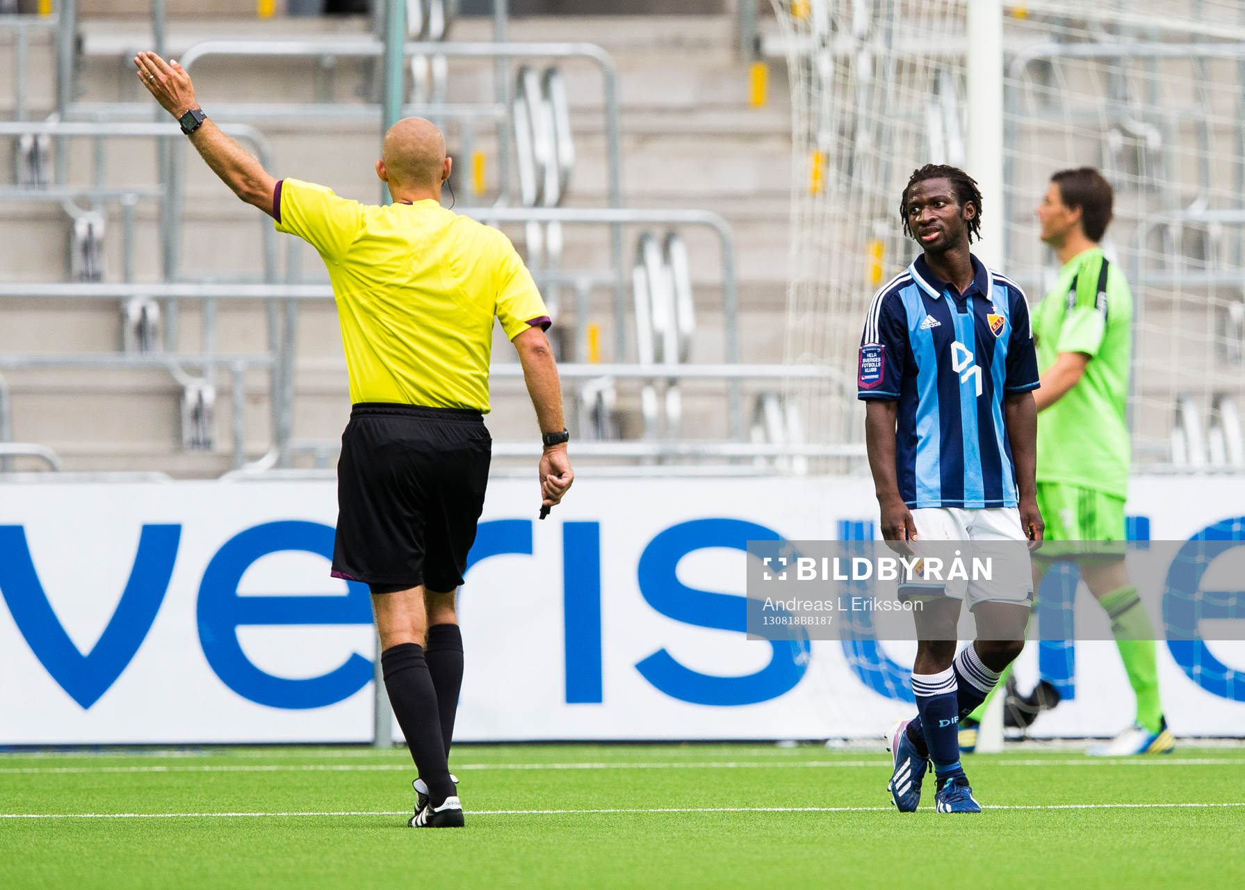 Djurgårdens Amadou Jawo (h) ser besviket på domare