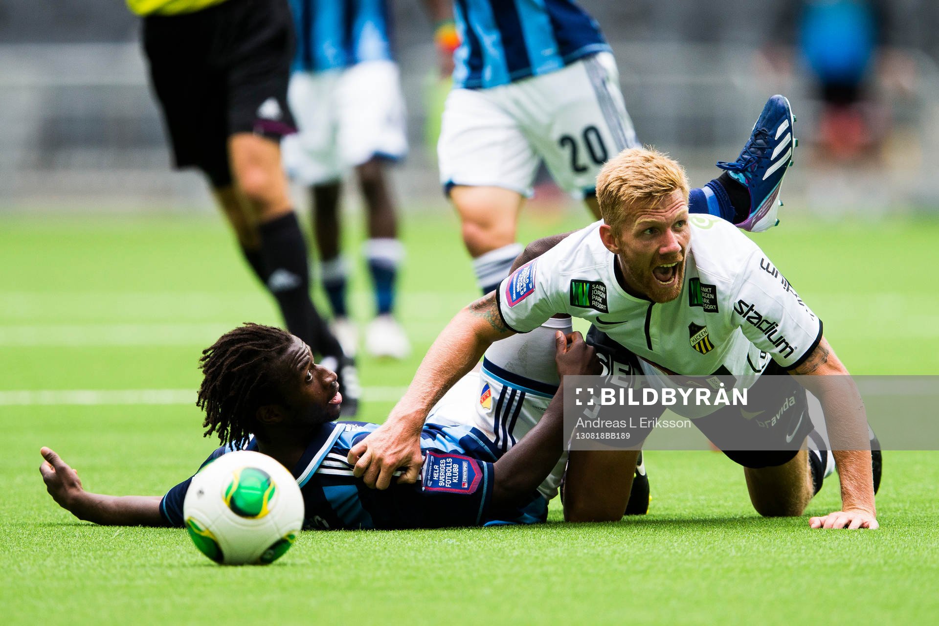 Djurgårdens Amadou Jawo och Häckens Fredrik Björck i