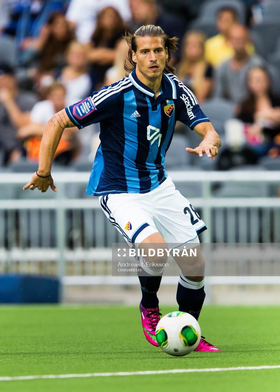 Djurgårdens Aleksandar Prijovic med bollen under fotbollsmatchen i Allsvenskan mellan Djurgården och Häcken den 18 augusti 2013 i Stockholm.