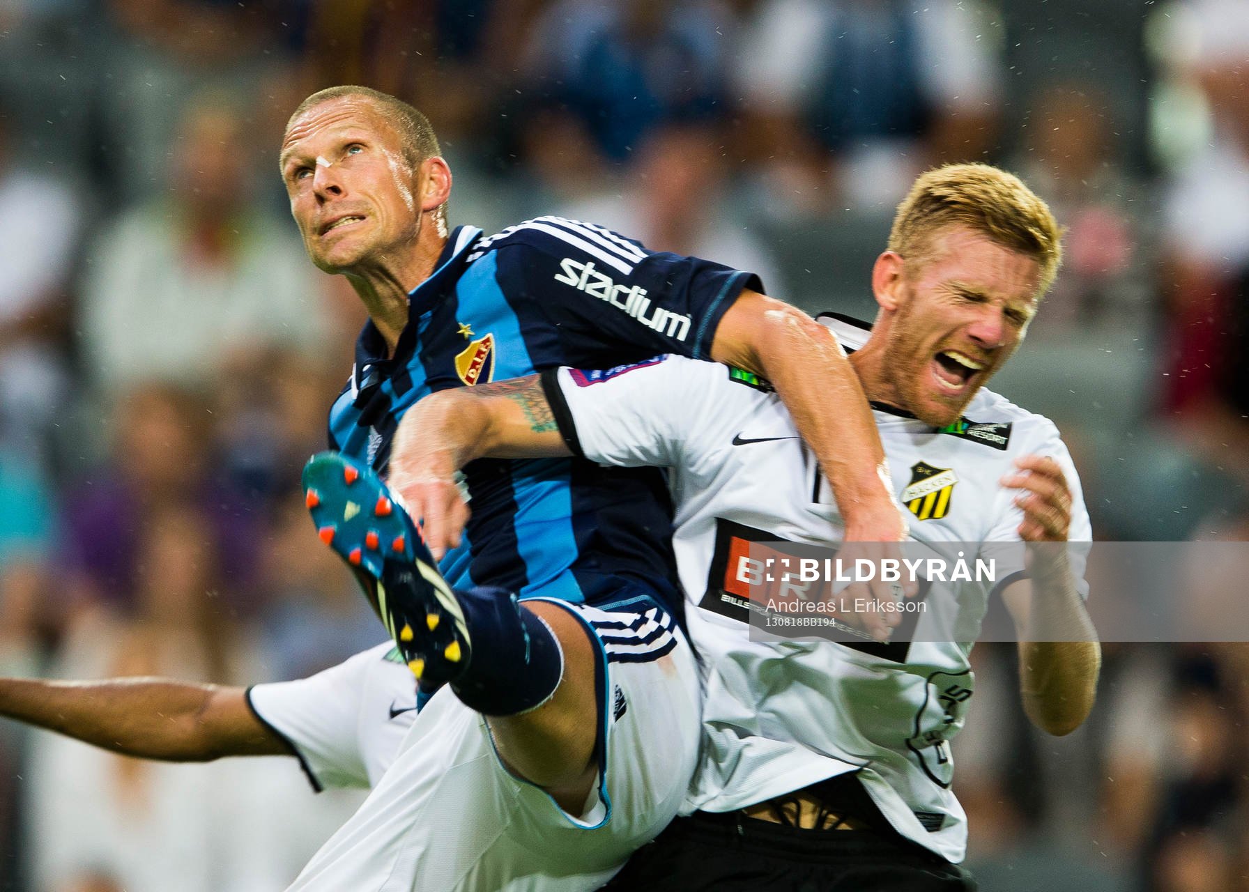 Djurgårdens Mattias Östberg i nickduell med Häckens