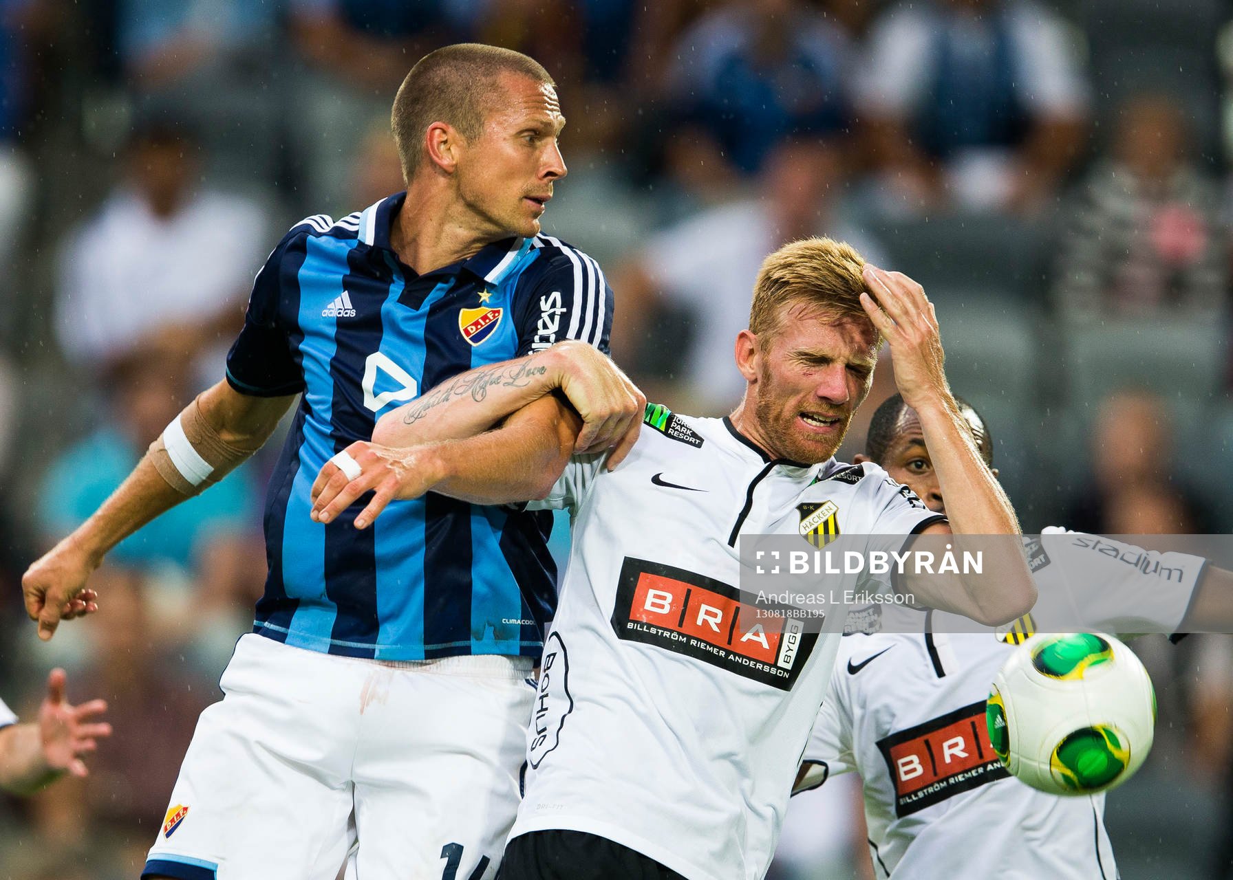 Djurgårdens Mattias Östberg i nickduell med Häckens