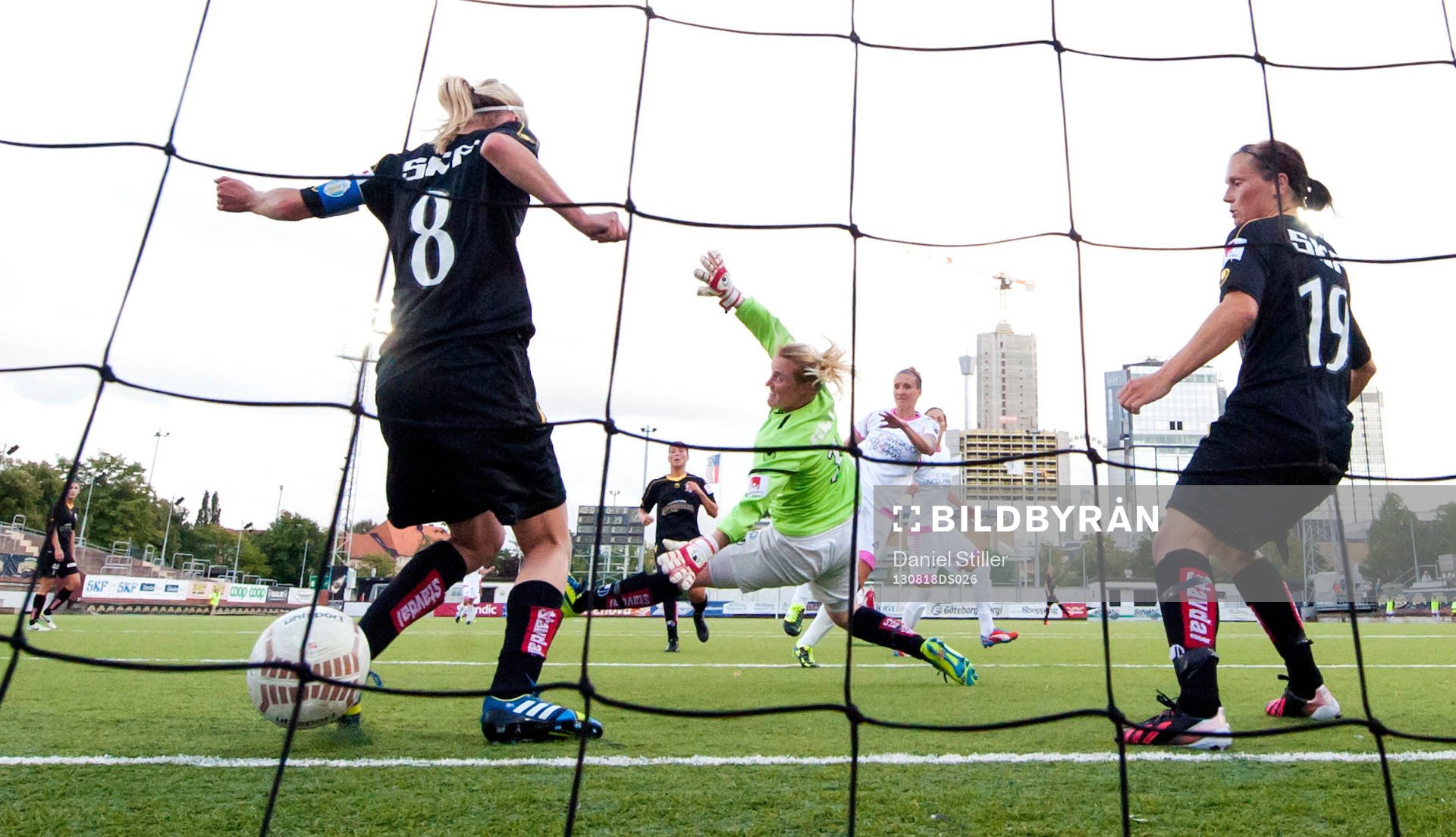 Malmös Anja Mittag gör 2-0 bakom Göteborgs målvakt