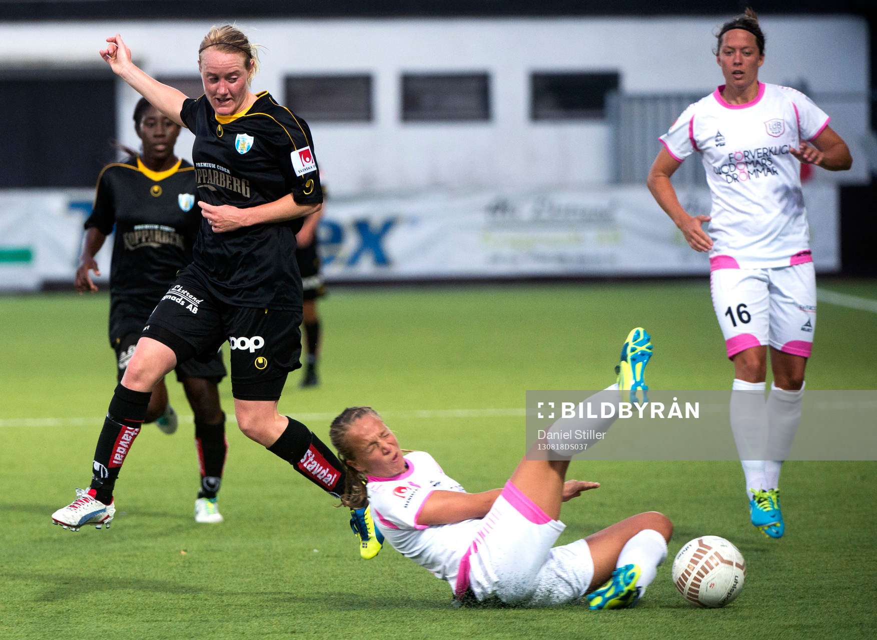 LdB FC Malmös Malin Levenstad bryter bollen från