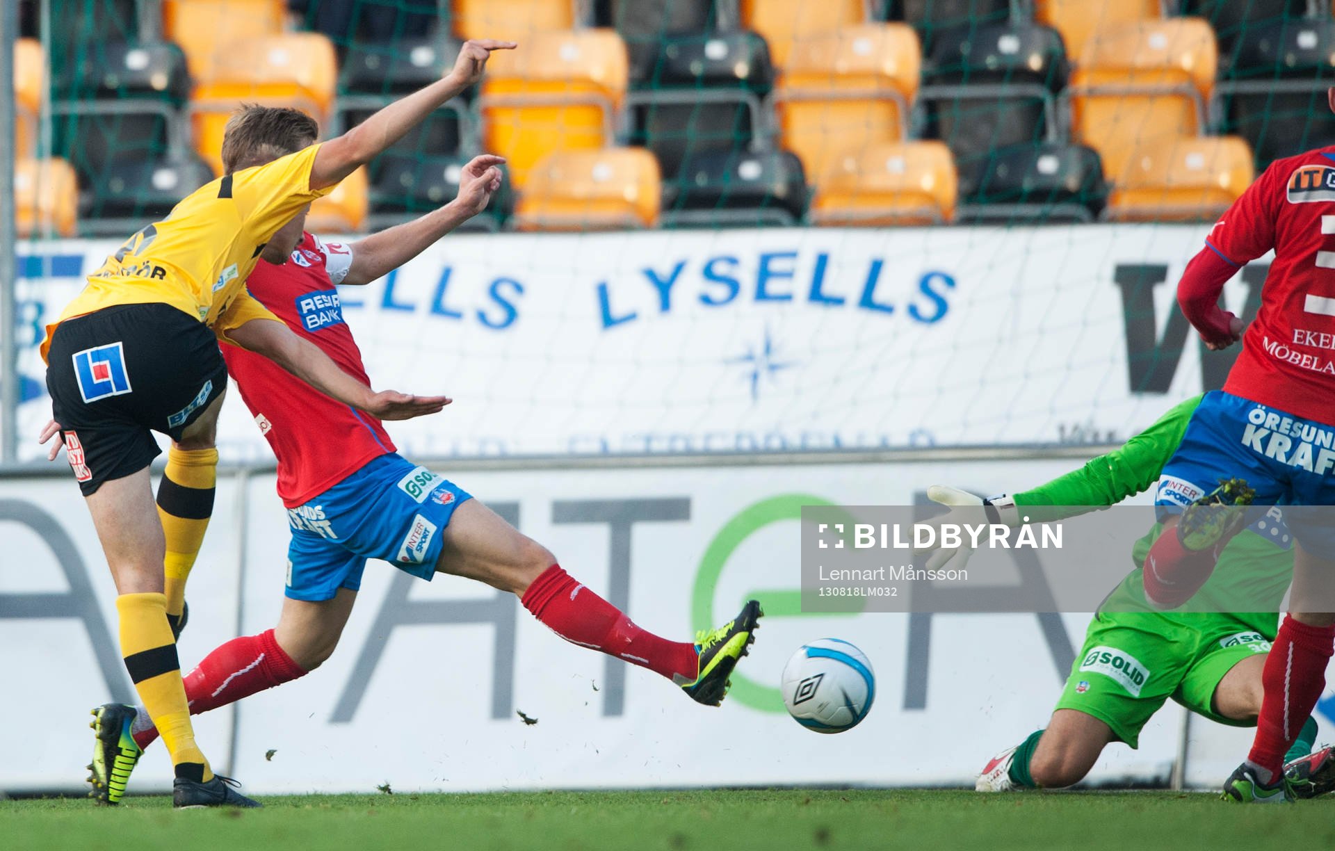 Fotboll, Allsvenskan, Mjällby - Helsingborg: Mjällbys Pär Ericsson gör mål
