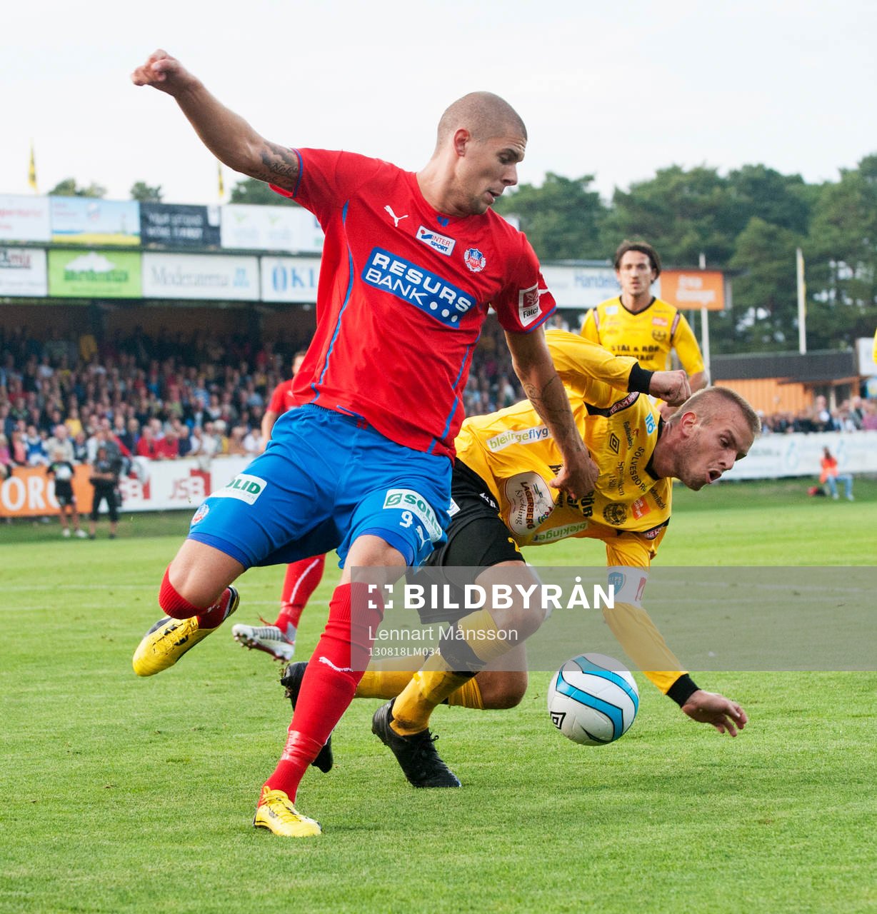 Fotboll, Allsvenskan, Mjällby - Helsingborg: Mjällbys Simon Nilsson stoppar Helsingborgs Robin Simovic, 