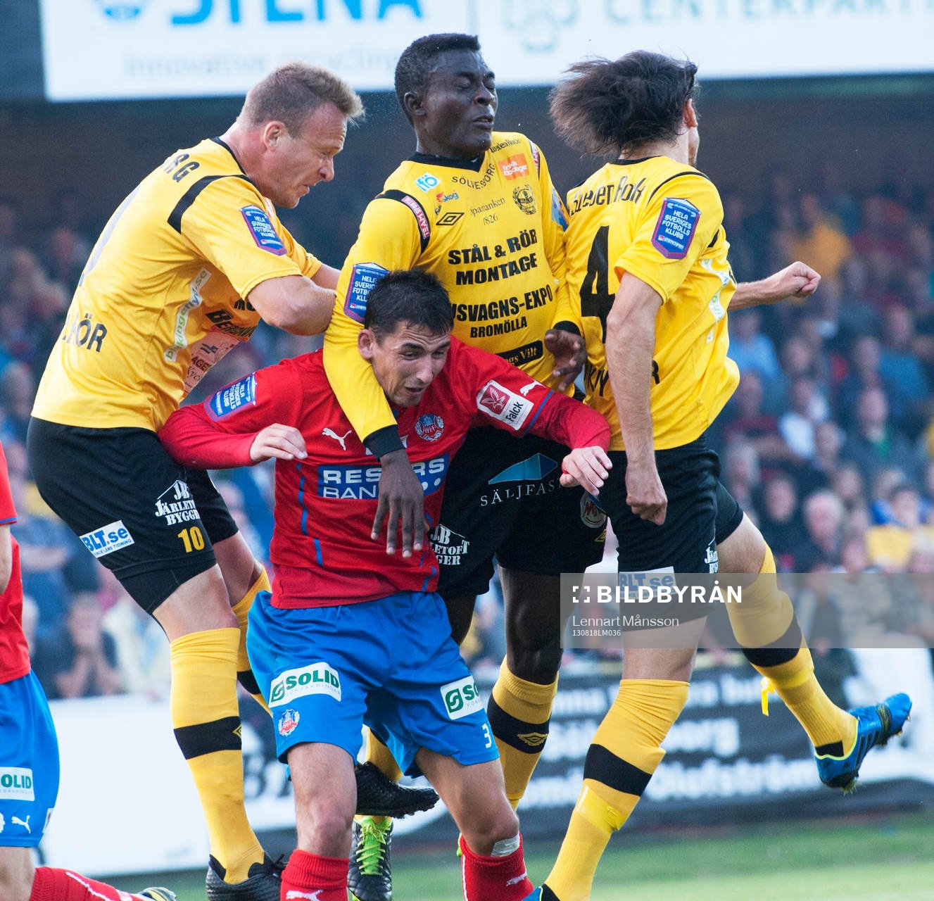 Fotboll, Allsvenskan, Mjällby - Helsingborg: Mjällbys försvar stoppar Helsingborgs Loret Sadiku, 