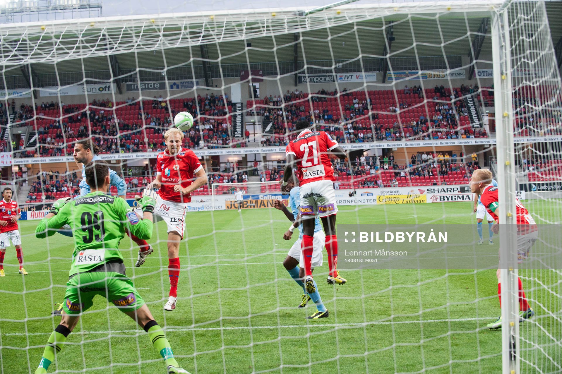 Fotboll, Allsvenskan, Kalmar - Malmö FF: Nickduell framför Etrit Berisha, målvakt, Kalmar