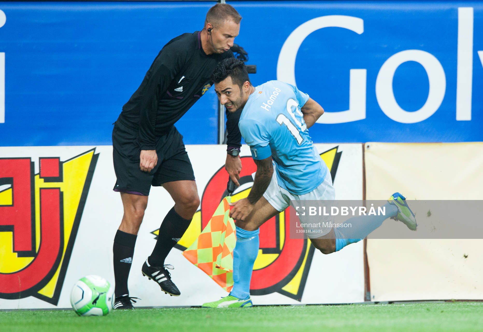 Jiloan Hamad, Malmö FF och en av de assisterande domarna, i