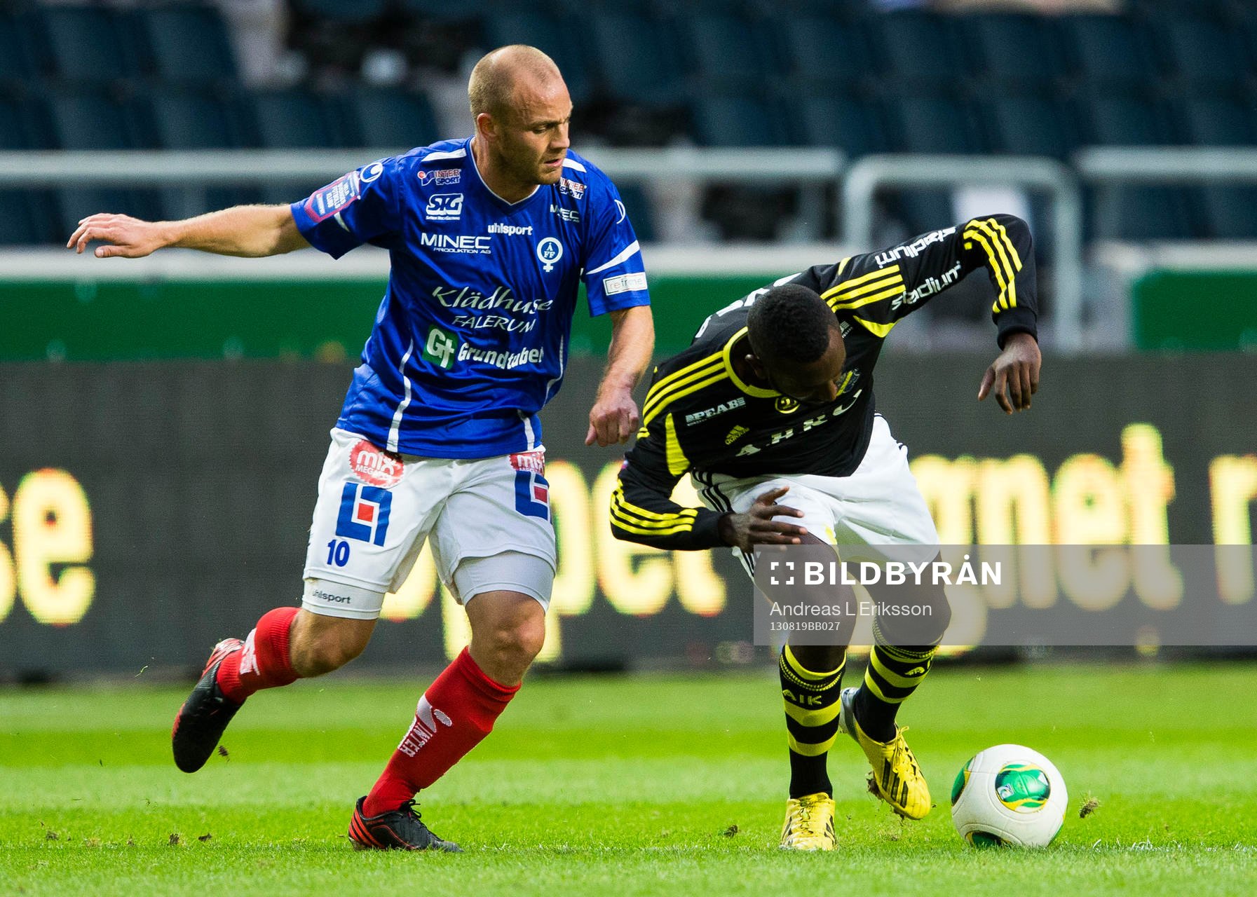 Åtvidabergs Daniel Sjölund i kamp om bollen med AIKs